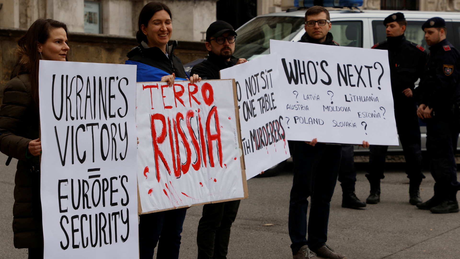 Protestierende halten Anti-Russland-Plakate hoch.  | REUTERS/Leonhard Foeger