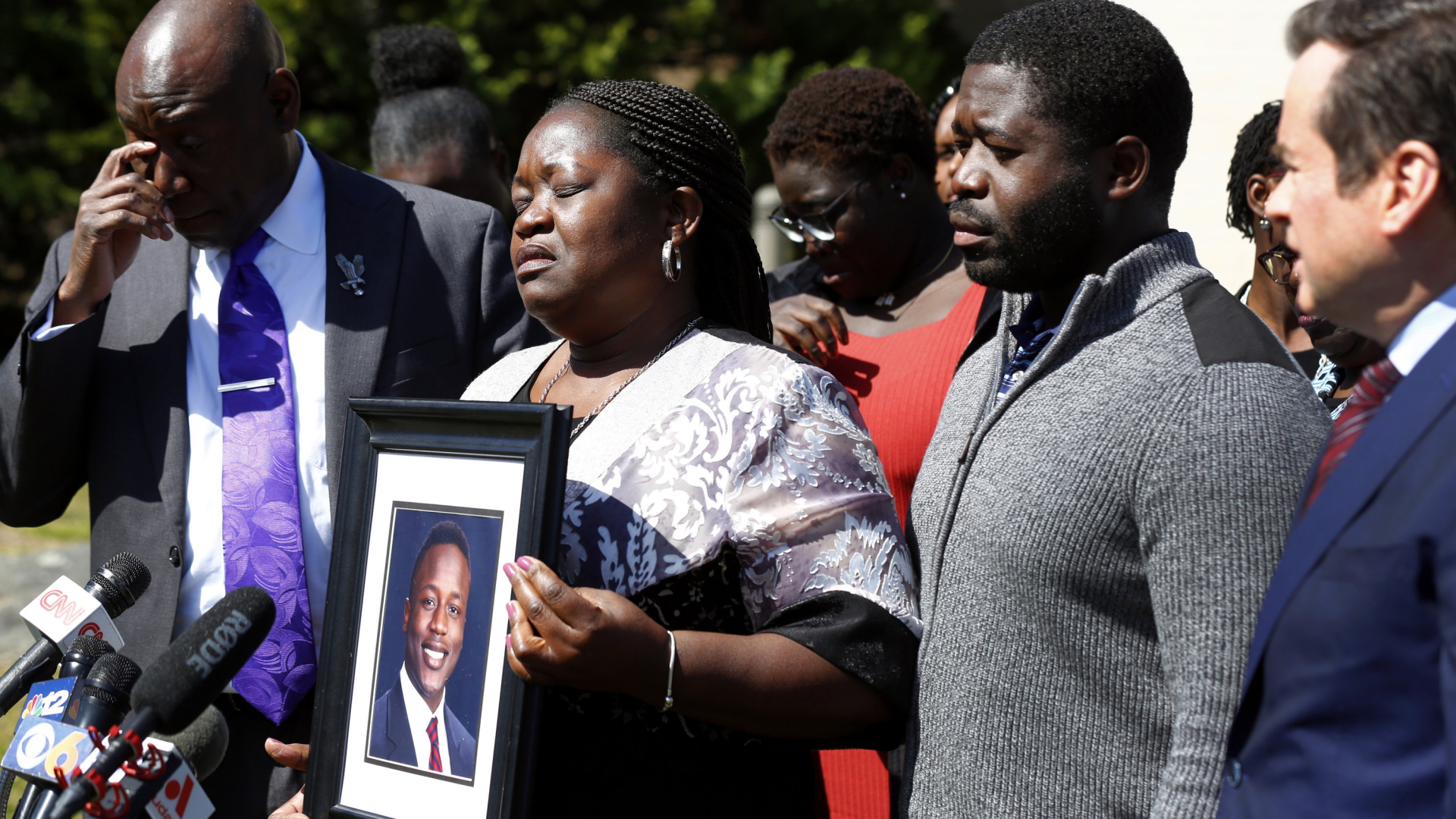 Umringt von Anwälten und Angehörigen hält die Mutter des getöteten Irvo Otieno bei einer Pressekonferenz ein Foto ihres Sohnes.  | AP