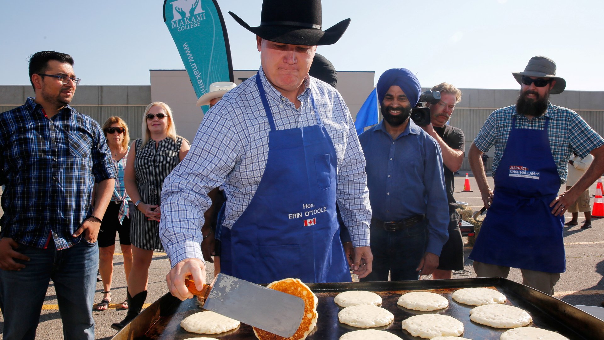 Kanadas konservativer Parteichef O'Toole wendet in Calgary Pancakes. | REUTERS