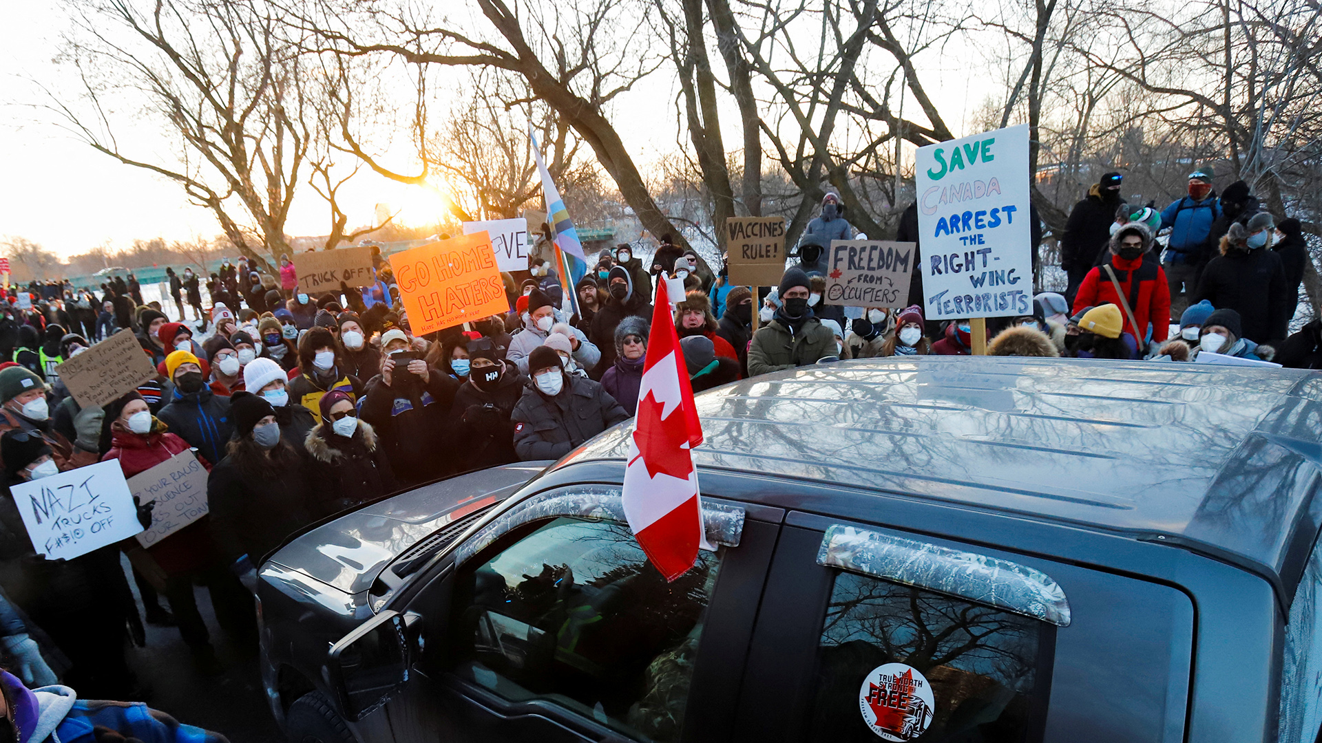 Protestierende Lastwagenfahrer und Gegendemonstranten in Ottawa | REUTERS