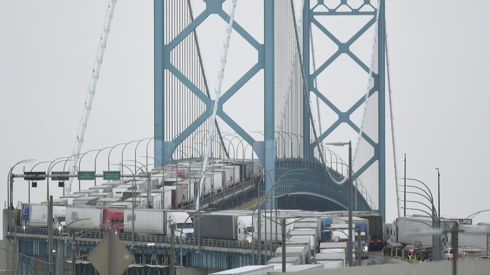 Lkw-Stau auf der Ambassador-Brücke, die über den Detroit-River an der Grenze zwischen den USA und Kanada führt | AP