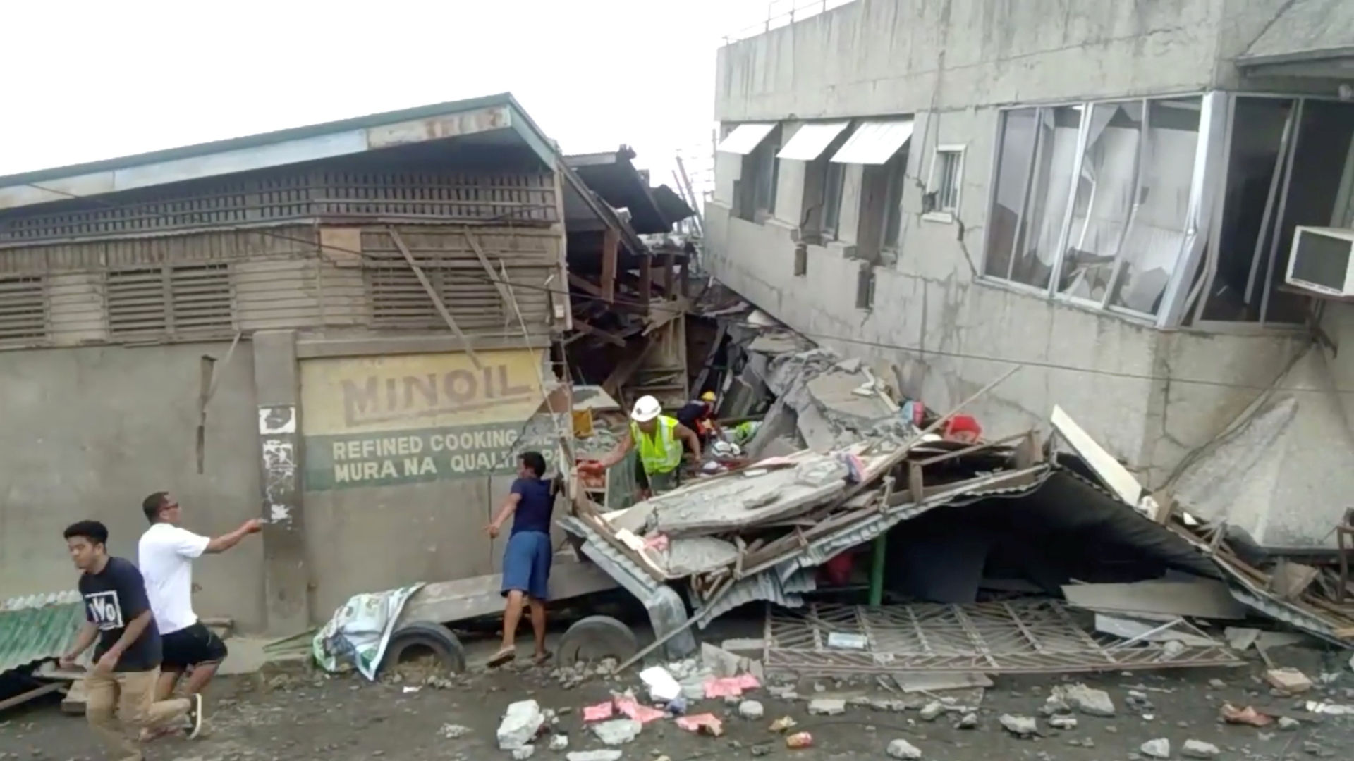 Helfer suchen in Padada nach eingeschlossenen Menschen in einem eingestürzten Gebäude