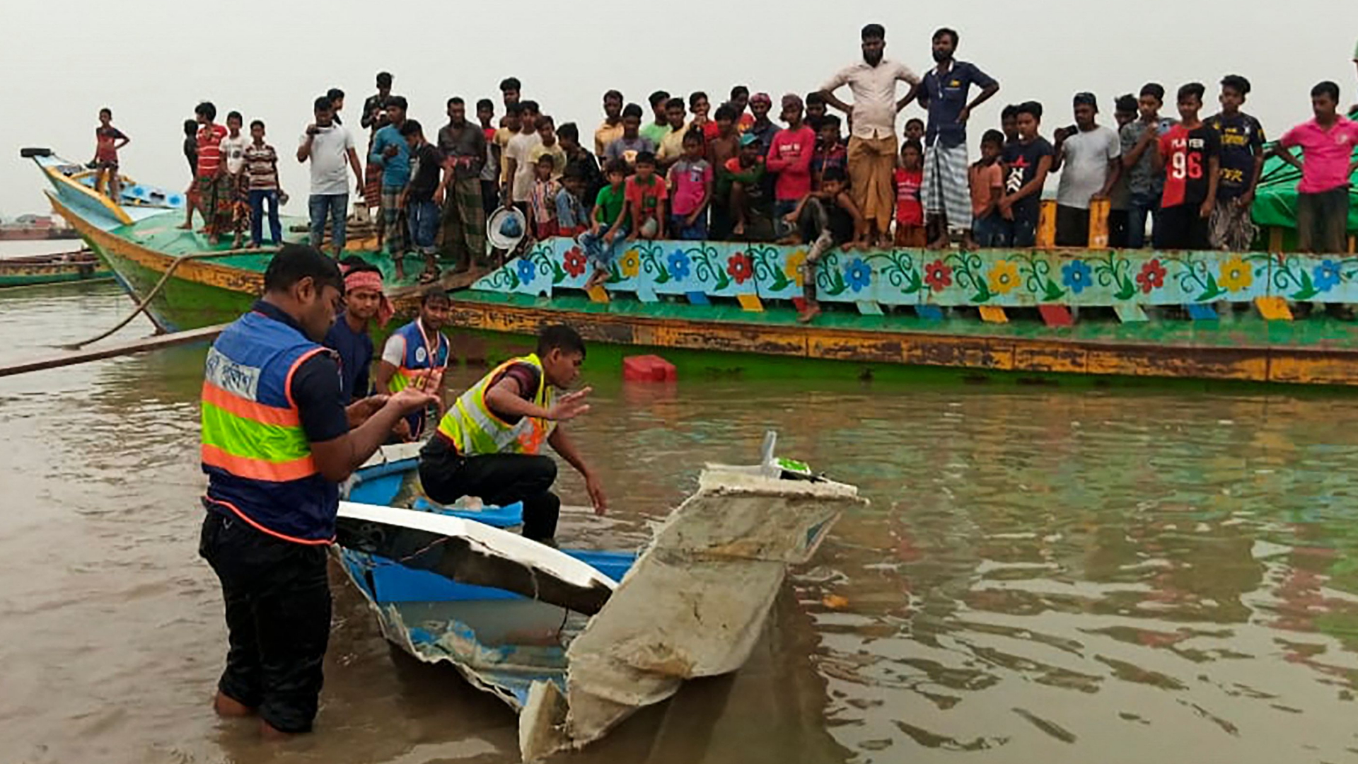 Retter arbeiten an der Unglücksstelle auf dem Fluss Padma. | AFP