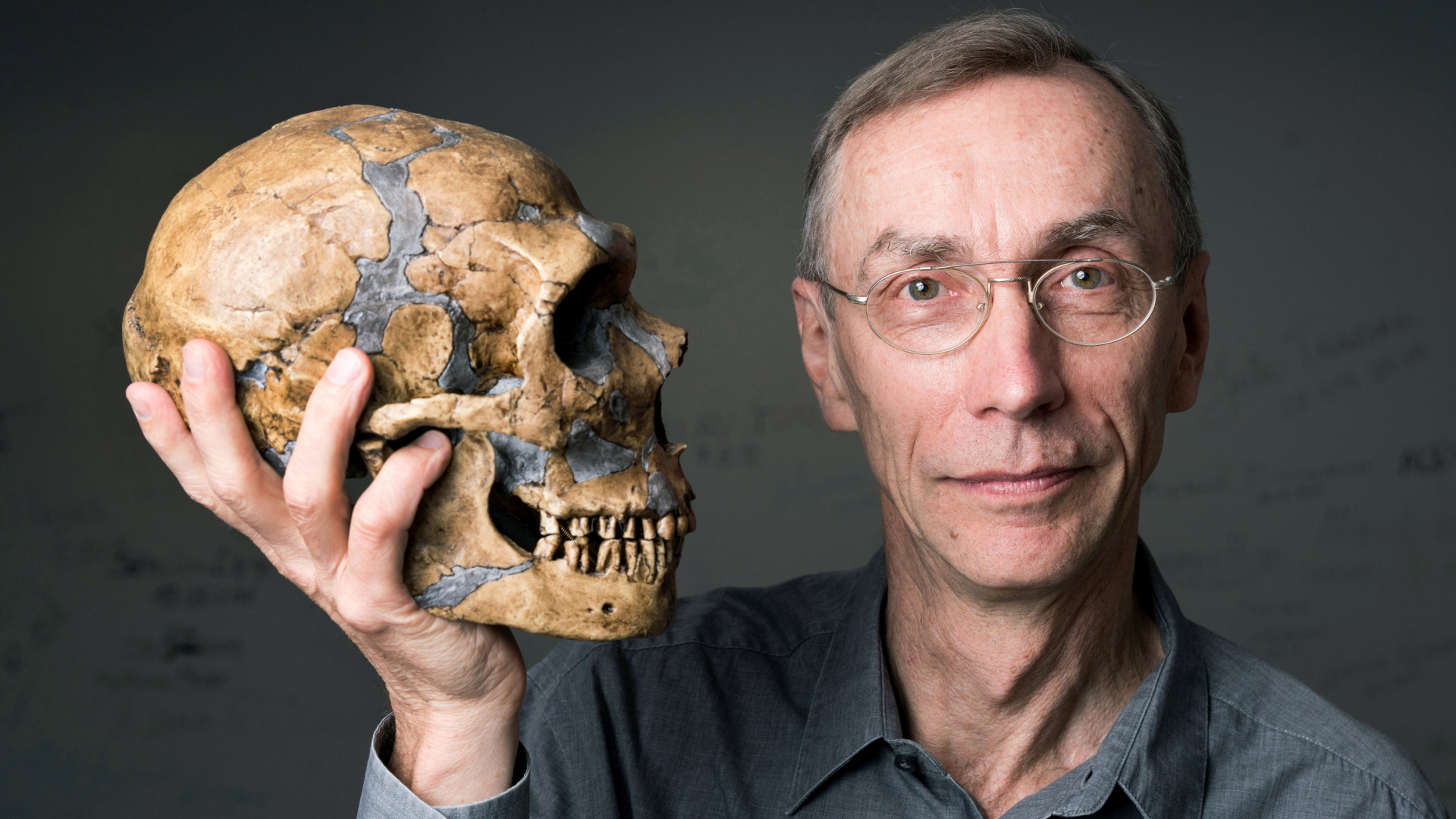 Svante Pääbo, Direktor am Max-Planck-Institut für evolutionäre Anthropologie in Leipzig, hält einen Schädel in der Hand.  | dpa