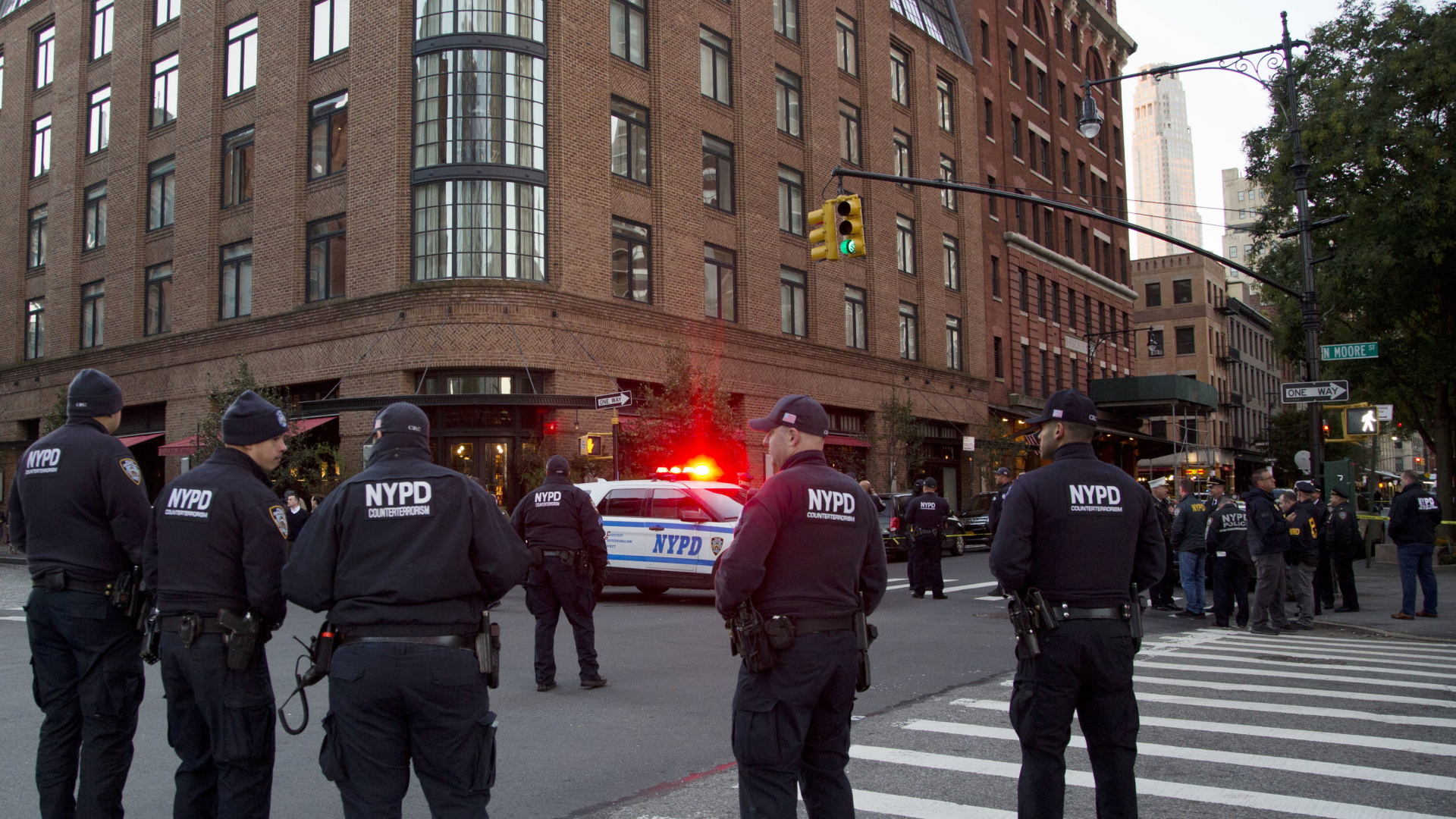 New Yorker Polizisten stehen in der Wohngegend des Schauspielers de Niro in New York.  | Bildquelle: dpa