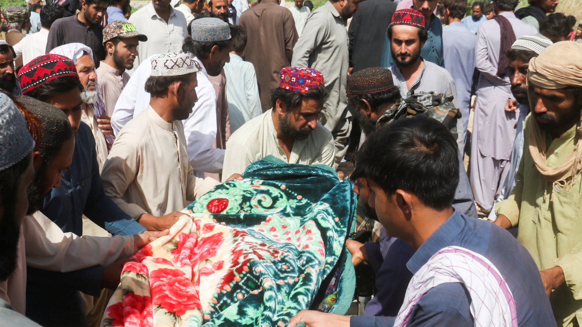 Rettungsarbeiten nach dem Erdbeben in Pakistan | REUTERS