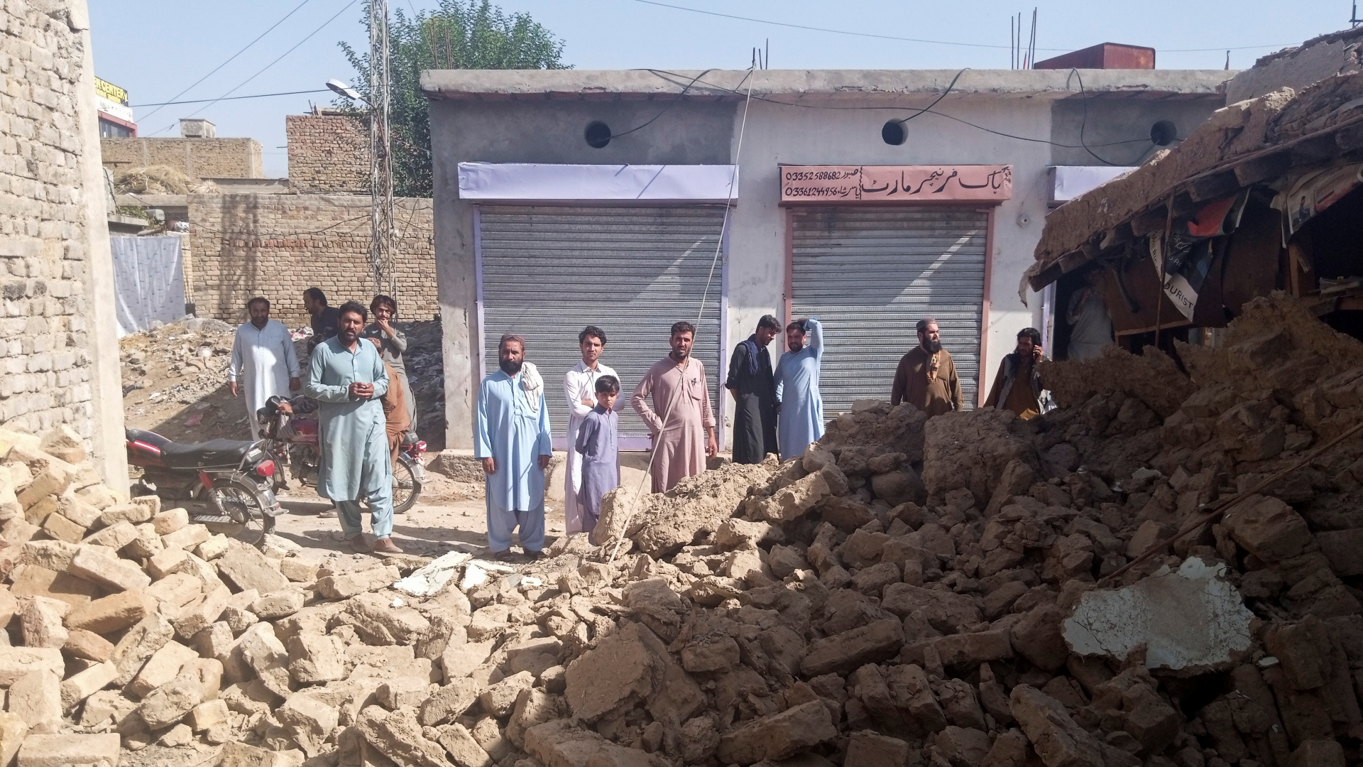 Menschen in Pakistan in Trümmern nach einem Erdbeben | REUTERS