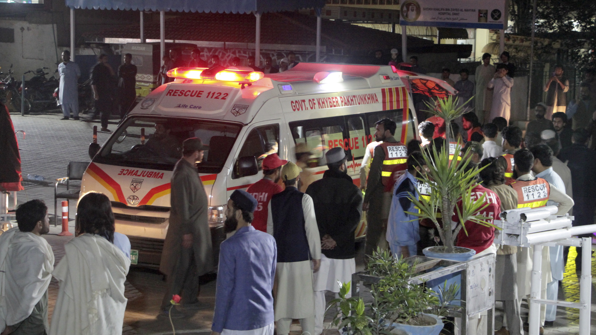 Rettungskräfte entladen Erdbebenopfer aus einem Krankenwagen in einem Krankenhaus in Saidu Sharif, einer Stadt im pakistanischen Swat-Tal.