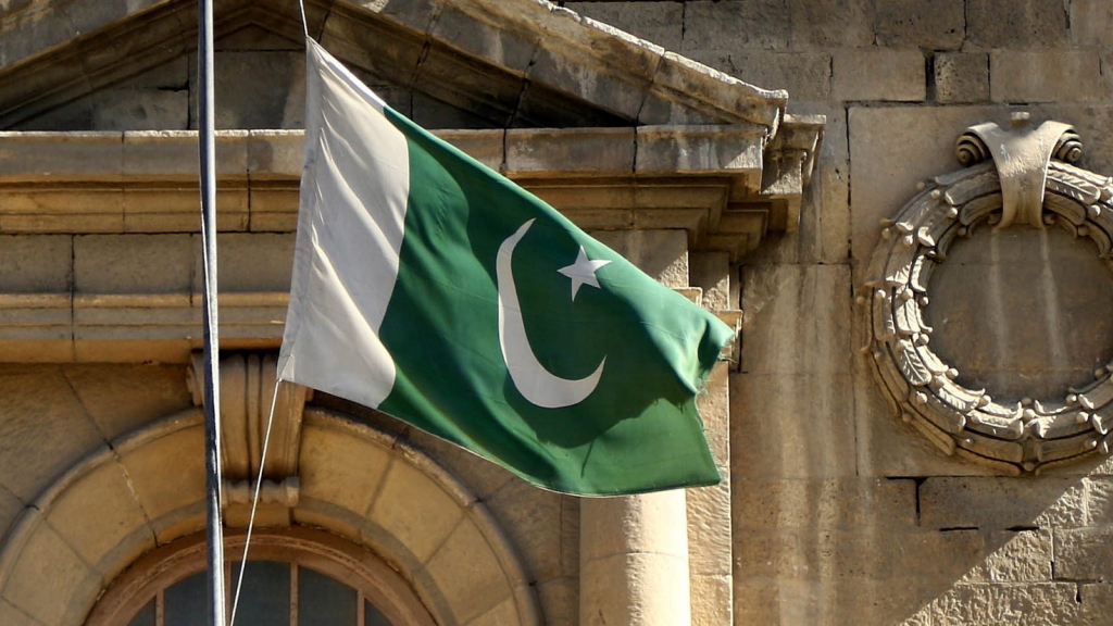 Pakistanische Flagge auf Halbmast