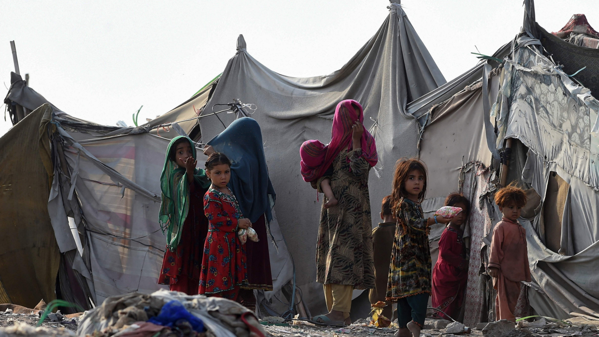 Kinder spielen vor Zelten in einem Flüchtlingslager bei Lahore (Pakistan). | AFP
