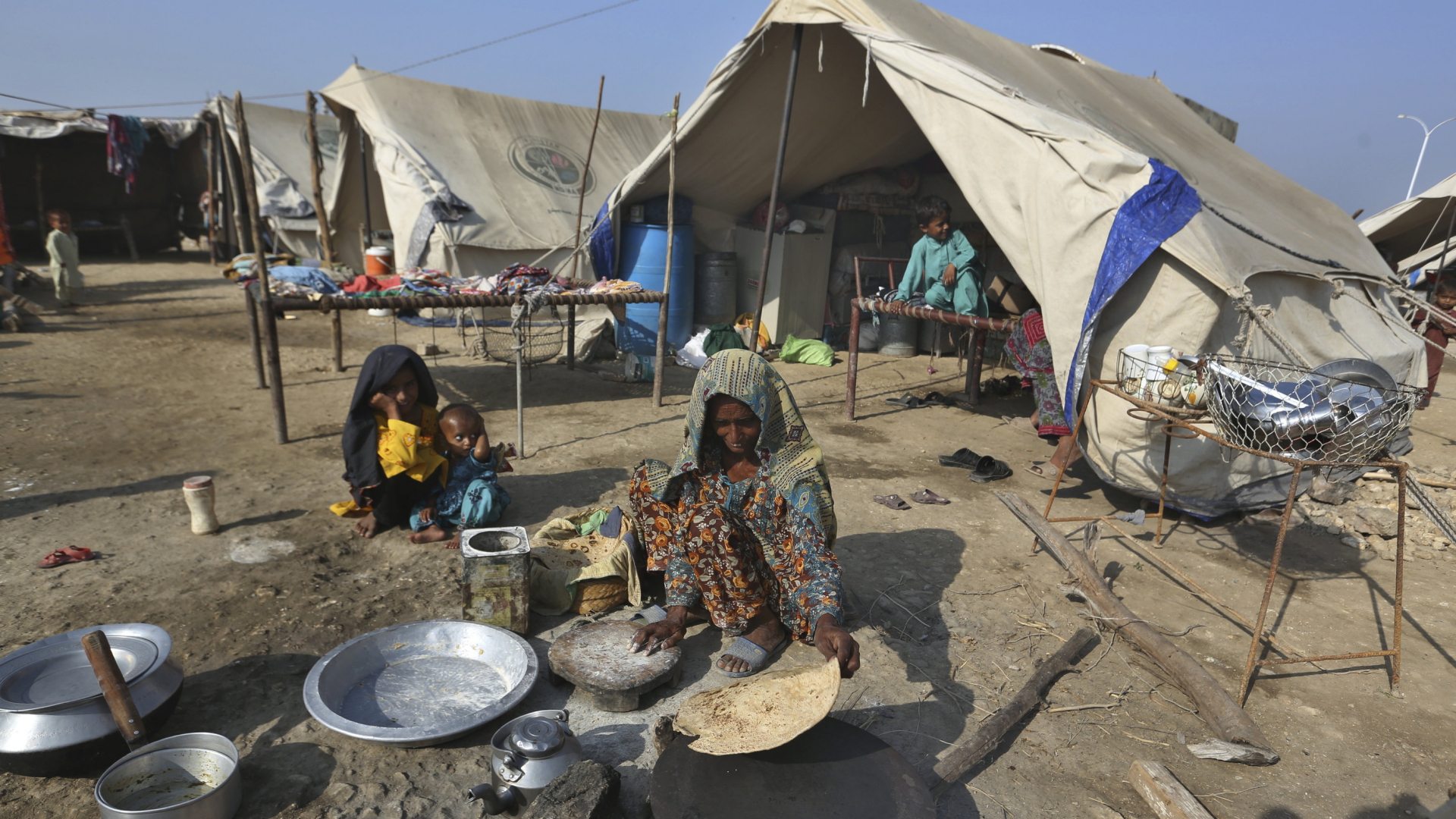 Flutopfer sitzen von Zelten in Qambar Shahdadkot in der pakistanischen Provinz Sindh | AP