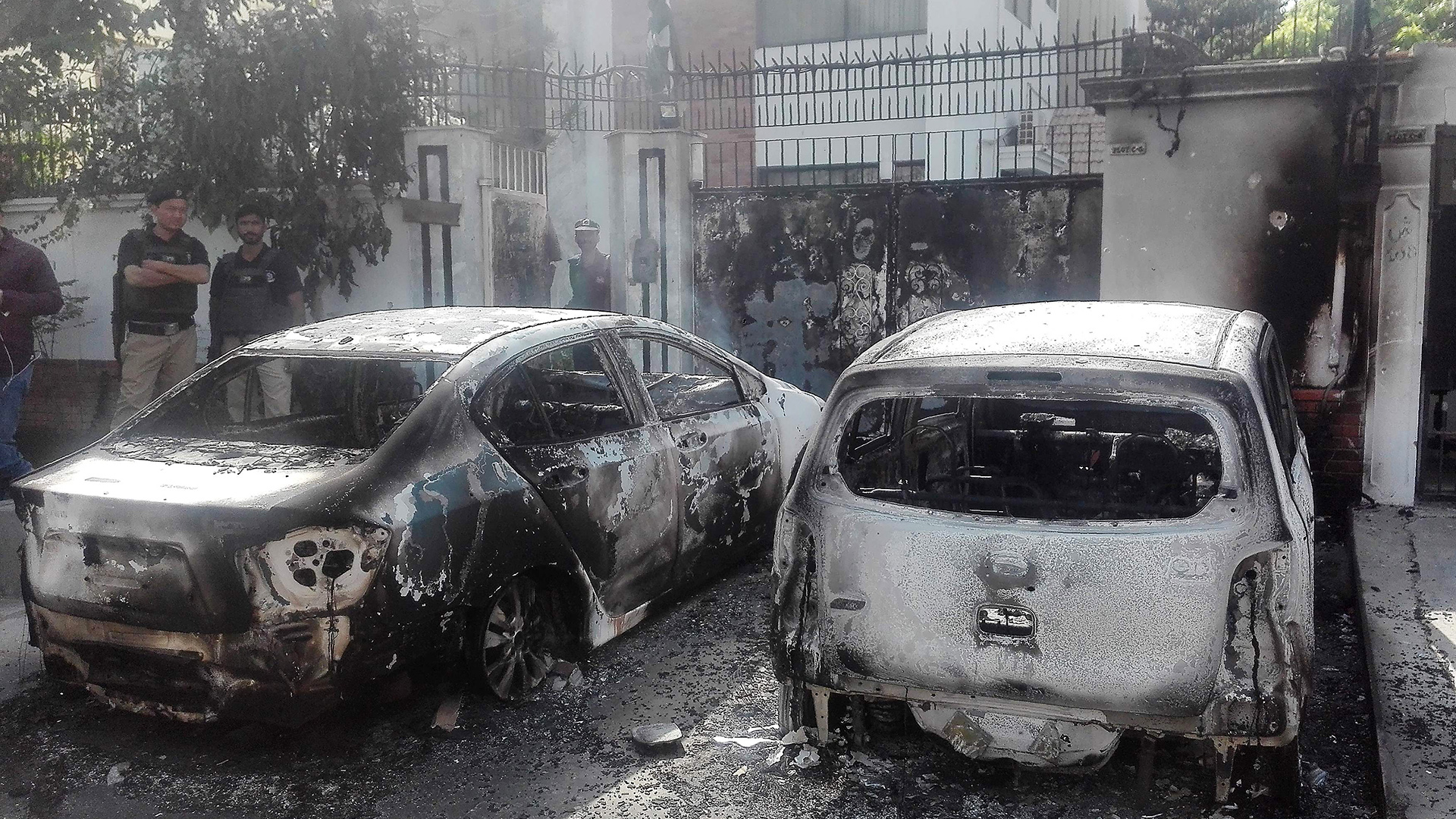 Zwei ausgebrannte Autos vor der chinesischen Botschaft | Bildquelle: AFP