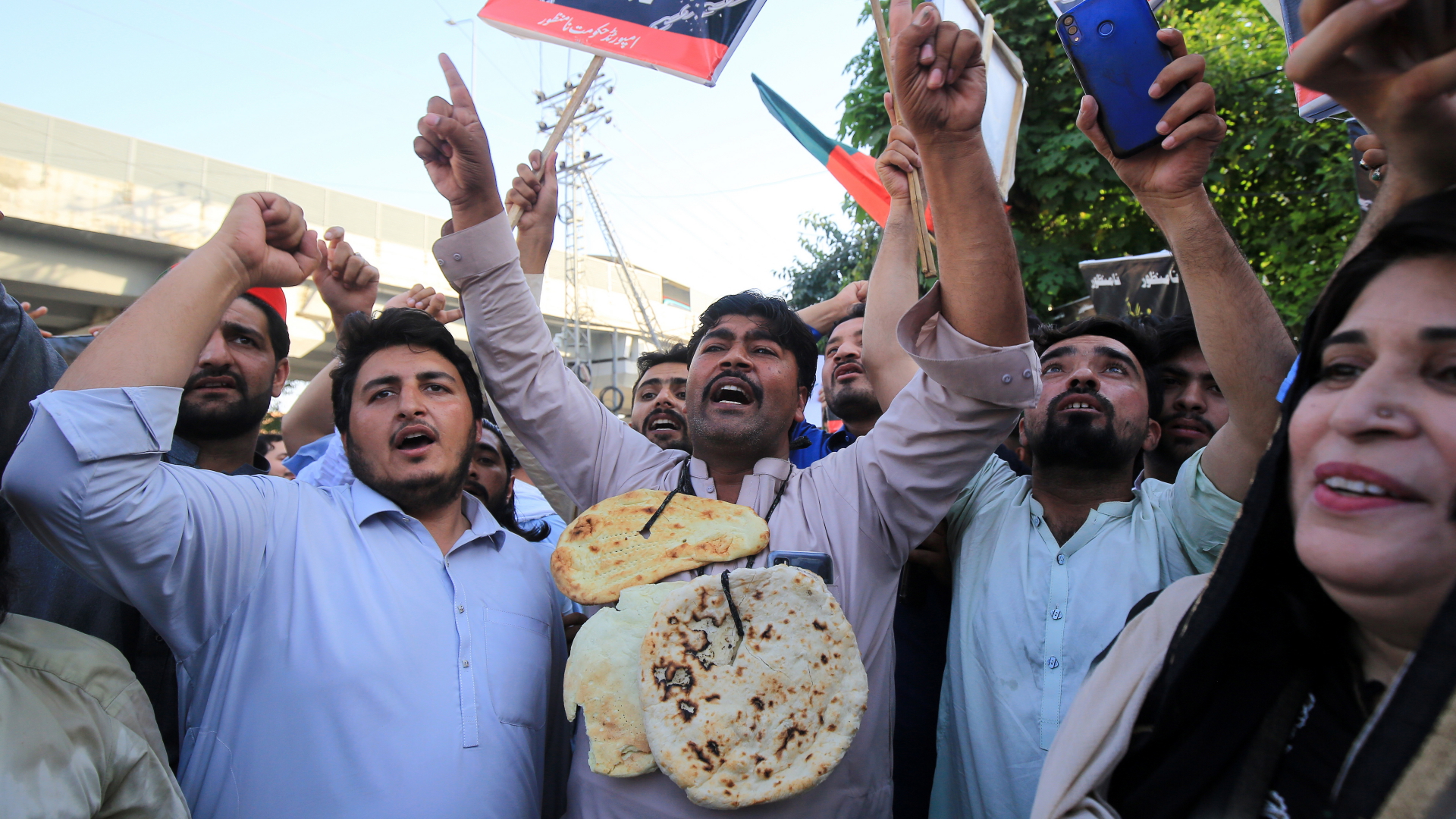 Anhänger von Ex-Ministerpräsident Khan protestieren in Peshawar (Pakistan) gegen die hohe Inflation. | EPA