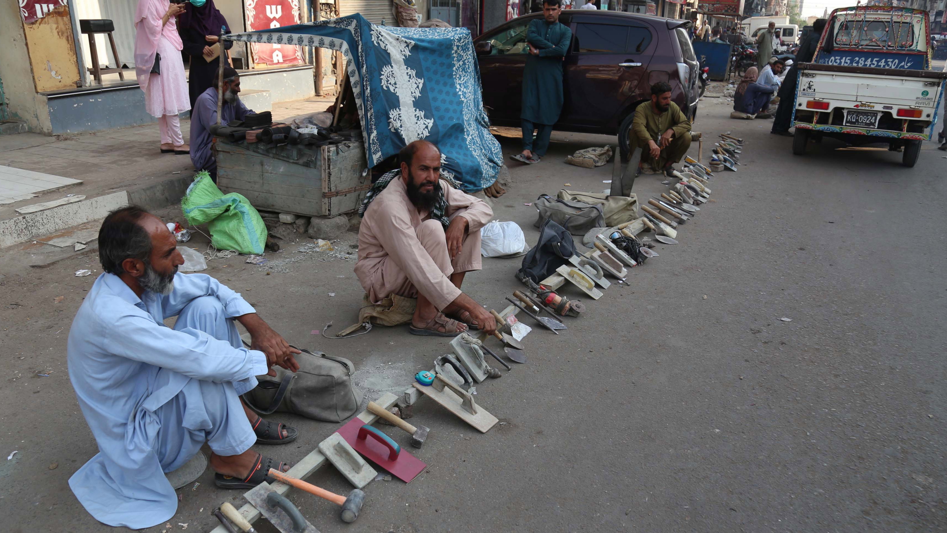 In Karatschi (Pakistan) warten Tagelöhner auf ein Angebot für eine Beschäftigung auf dem Bau. | EPA