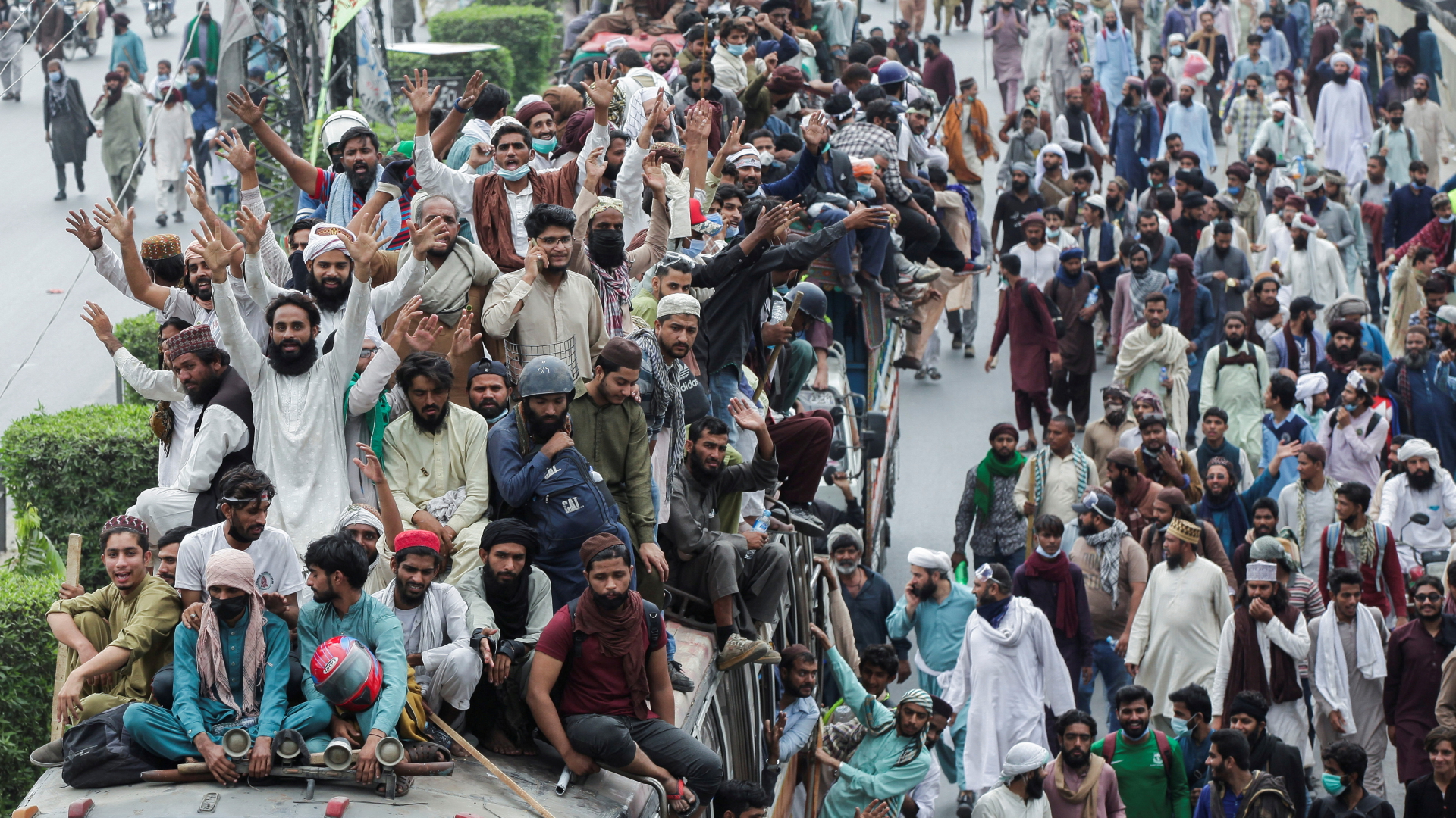Anhänger der TLP-bewegung in Pakistan demonstrieren in Lahore (Pakistan) | REUTERS
