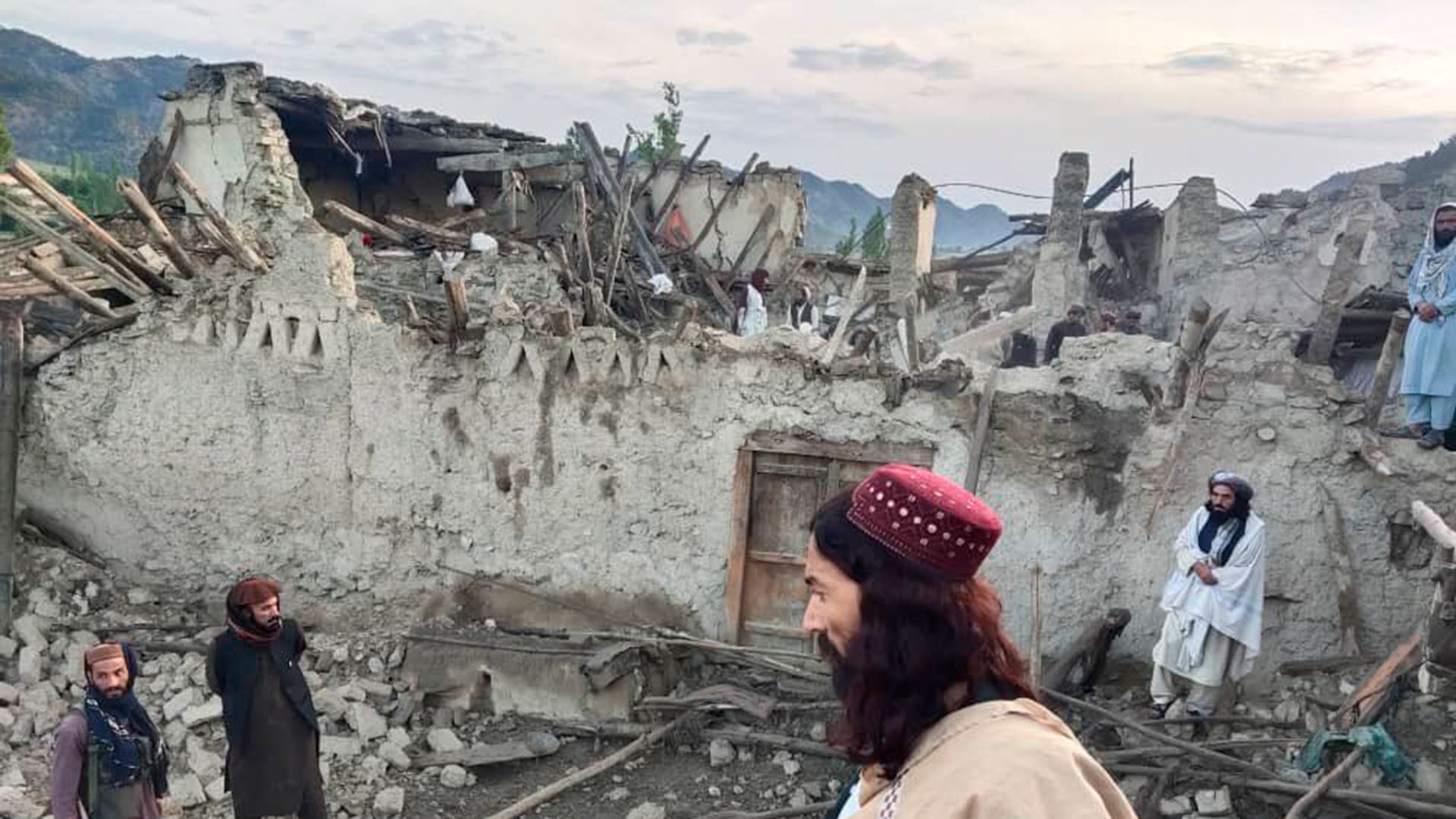 Afghanen betrachten Afghanen die Zerstörung durch ein Erdbeben in der ostafghanischen Provinz Paktika.  | dpa