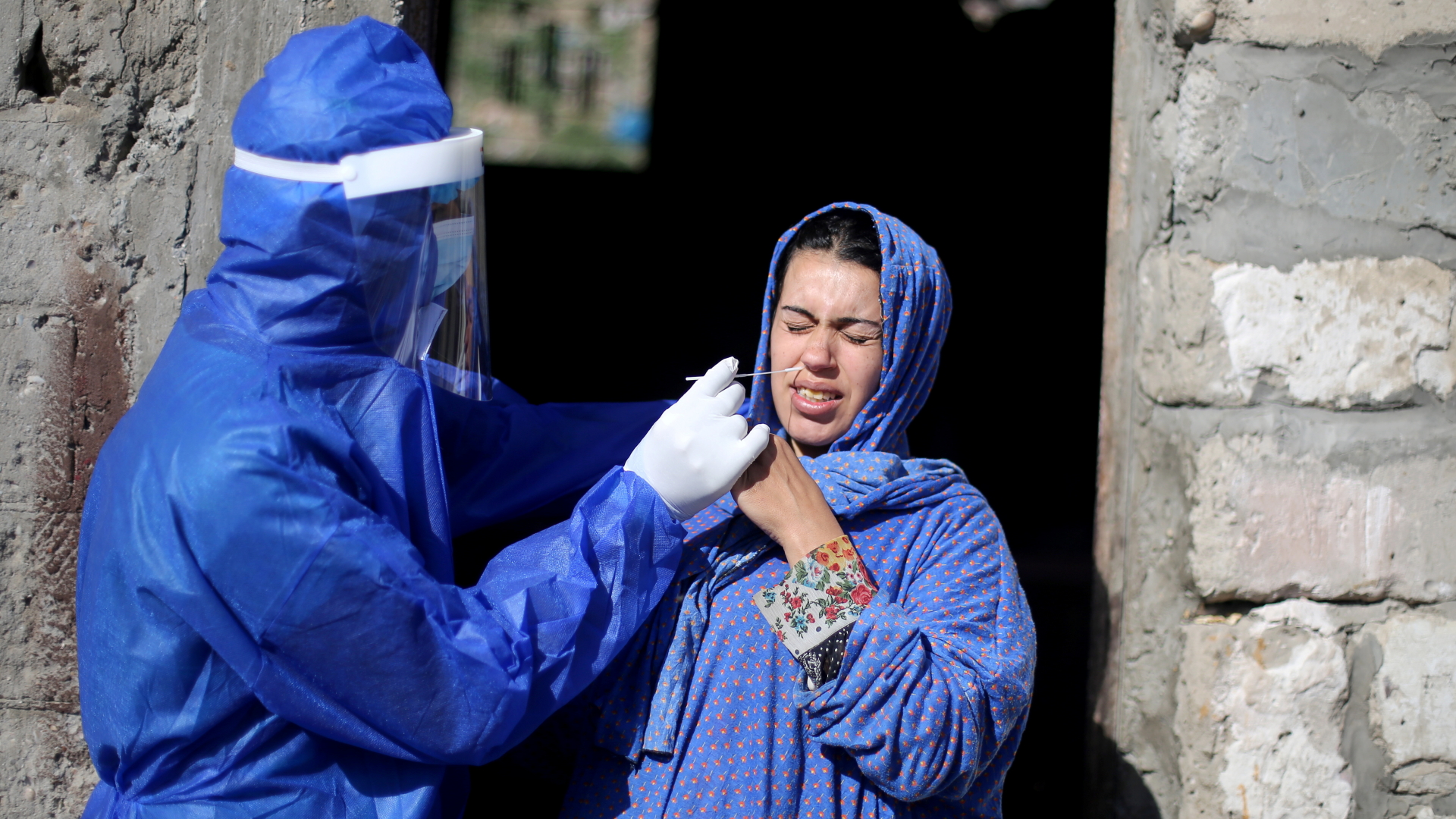 Eine palästinensische Frau wird einem Corona-Test per Abstrich unterzogen (Bild vom 14.01.2021). | REUTERS