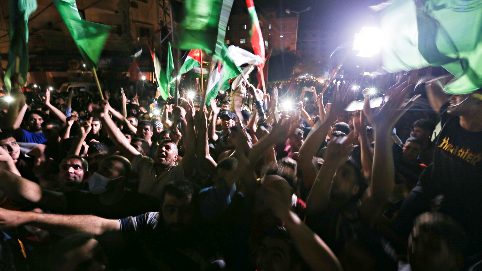Palästinenser feiern in den Straßen Gazas, nachdem die Waffenruhe in Kraft trat. | REUTERS
