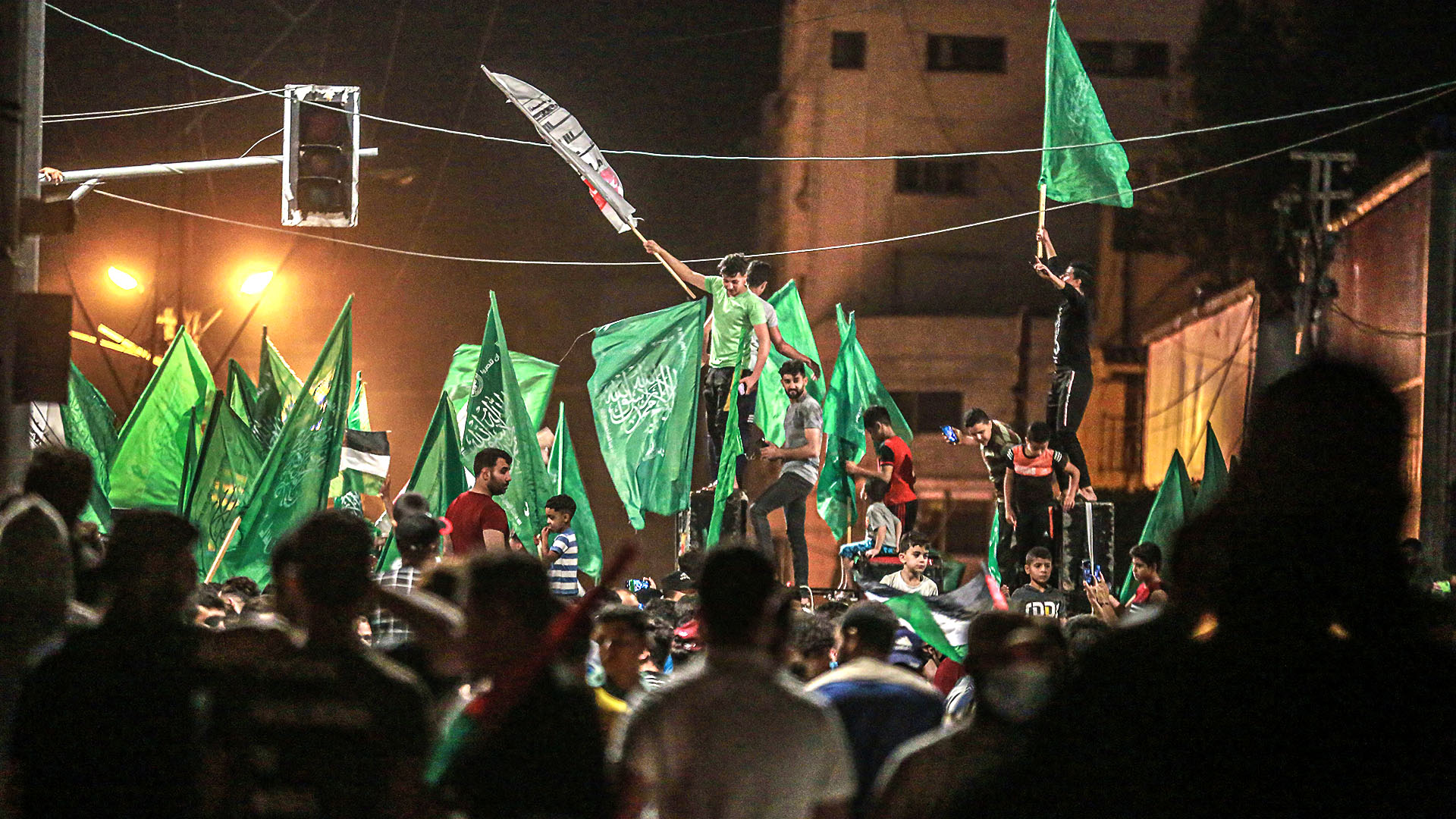 Palästinenser feiern in einer Straße in Gaza-Stadt die Waffenruhe.