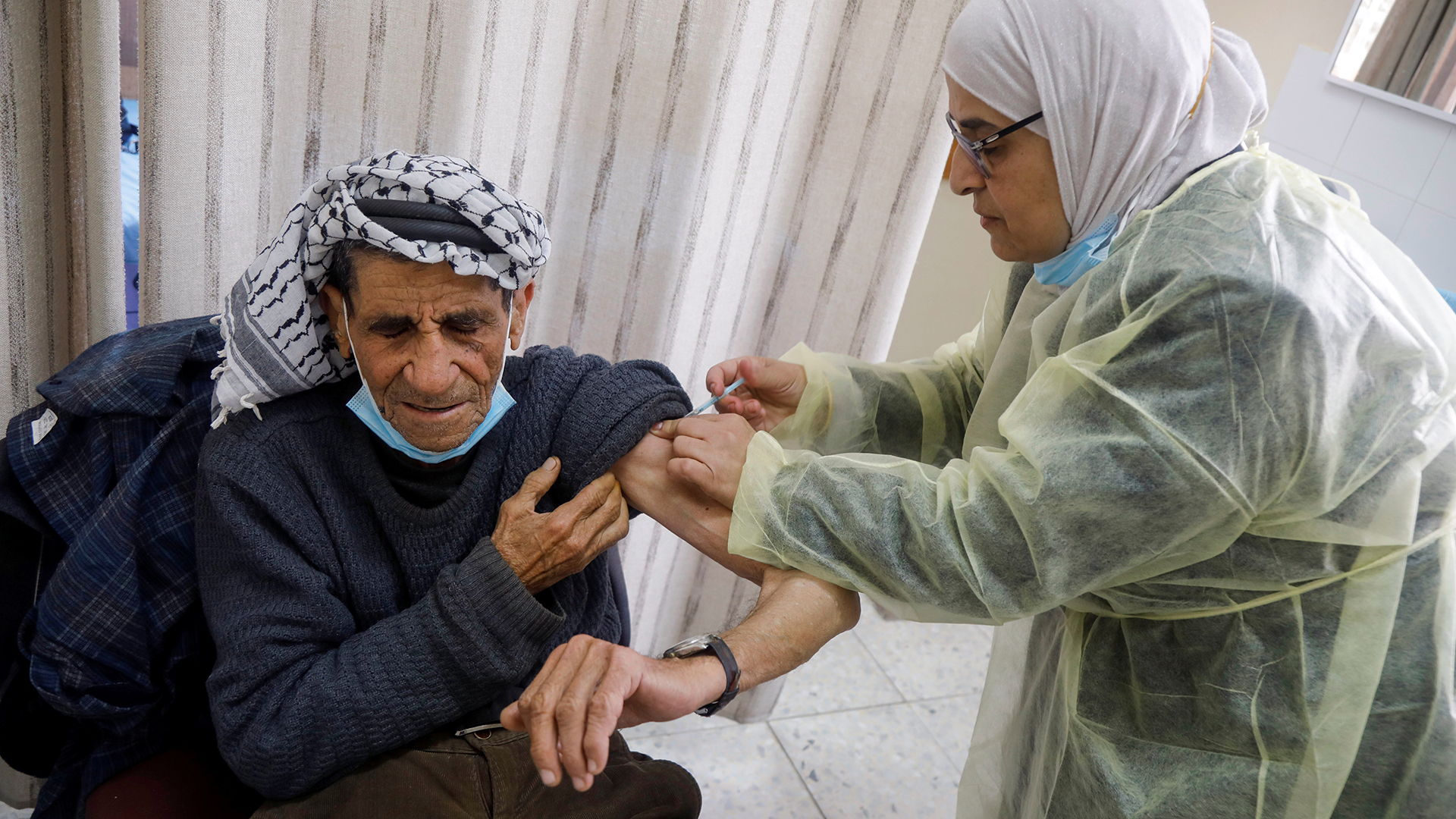 Ein Palästinenser bekommt eine Impfdosis gespritzt. | REUTERS