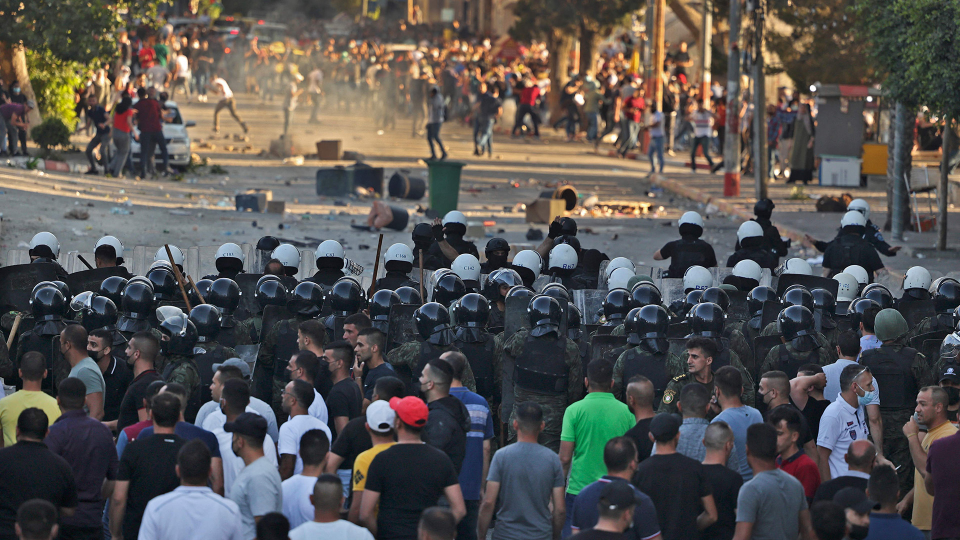 Palästinensische Demonstranten stoßen mit den Sicherheitskräften in der Stadt Ramallah im besetzten Westjordanland zusammen. | AFP