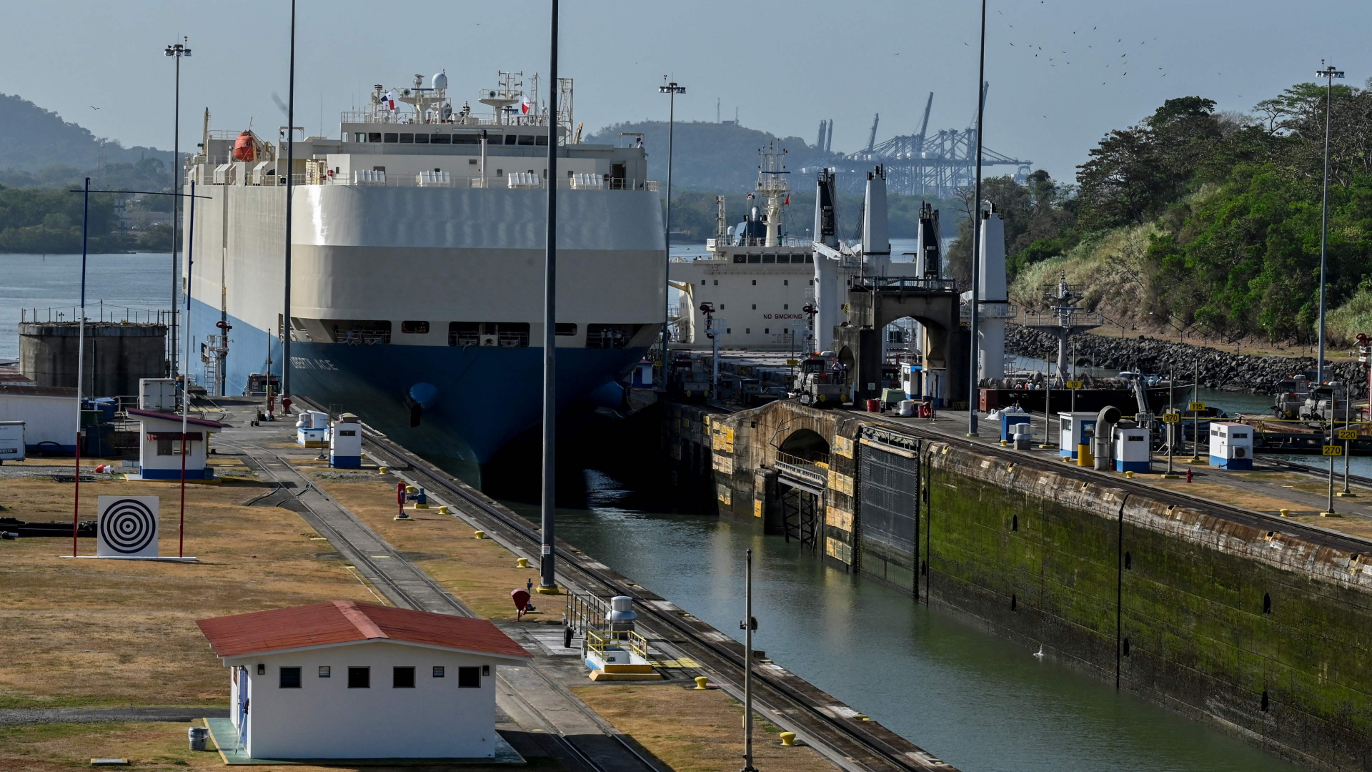 Ein Schiff wird durch die Miraflores-Schleusen des Panamakanals in der Nähe von Panama-Stadt geführt.