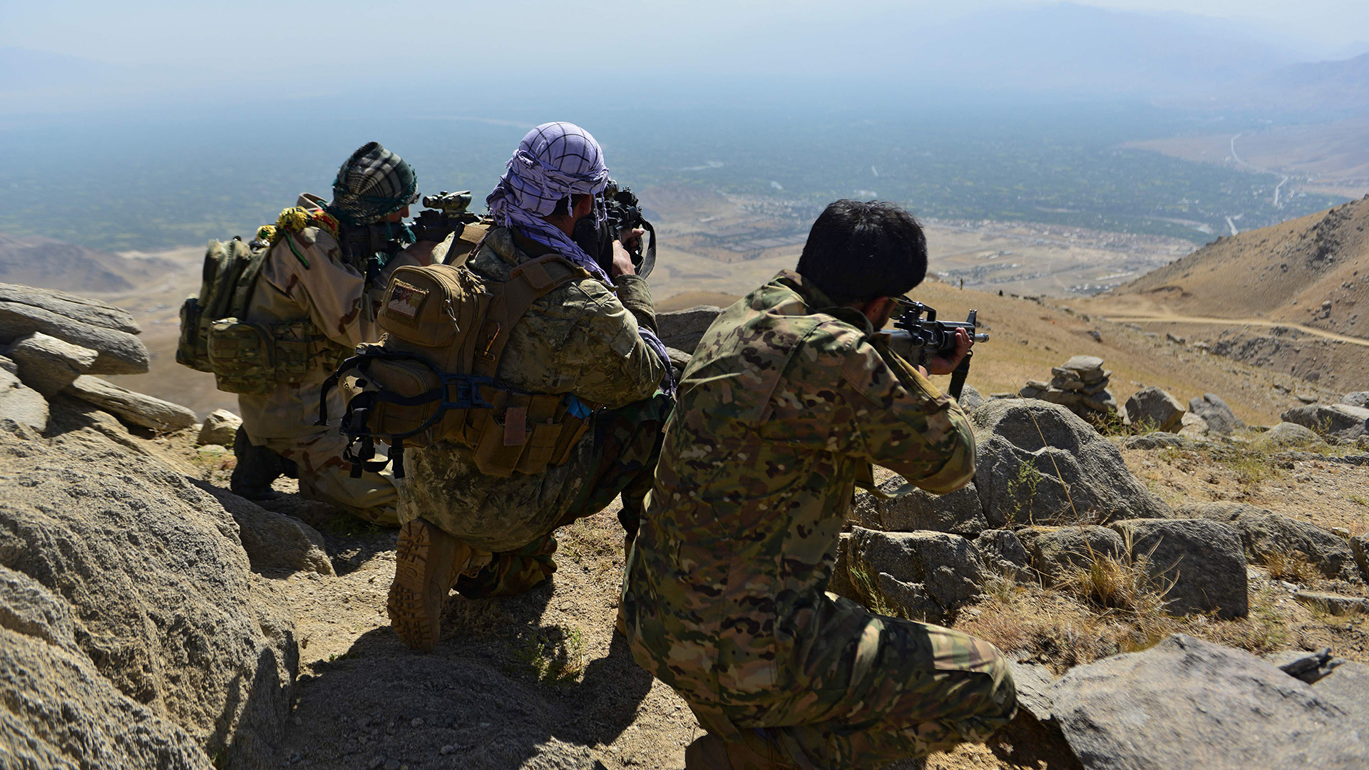 Aufständische Anti-Taliban-Kräfte während einer Patrouille auf einer Bergkuppe im Gebiet Darband im Bezirk Anaba in der Provinz Pandschir, Afghanistan. | AFP