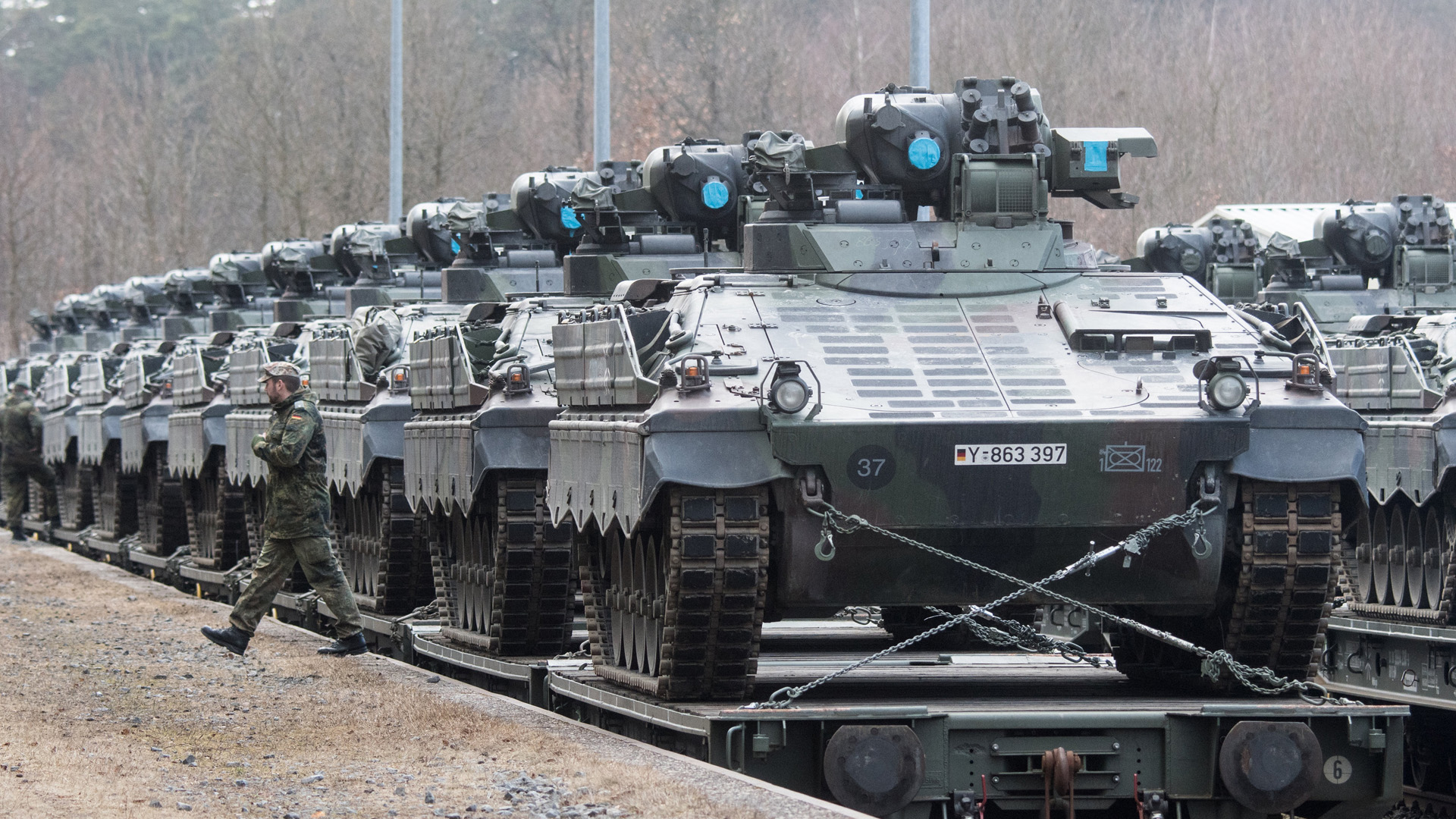 Schützenpanzer des Typs Marder werden auf dem Truppenübungsplatz Grafenwöhr (Bayern) auf einen Zug verladen. | dpa