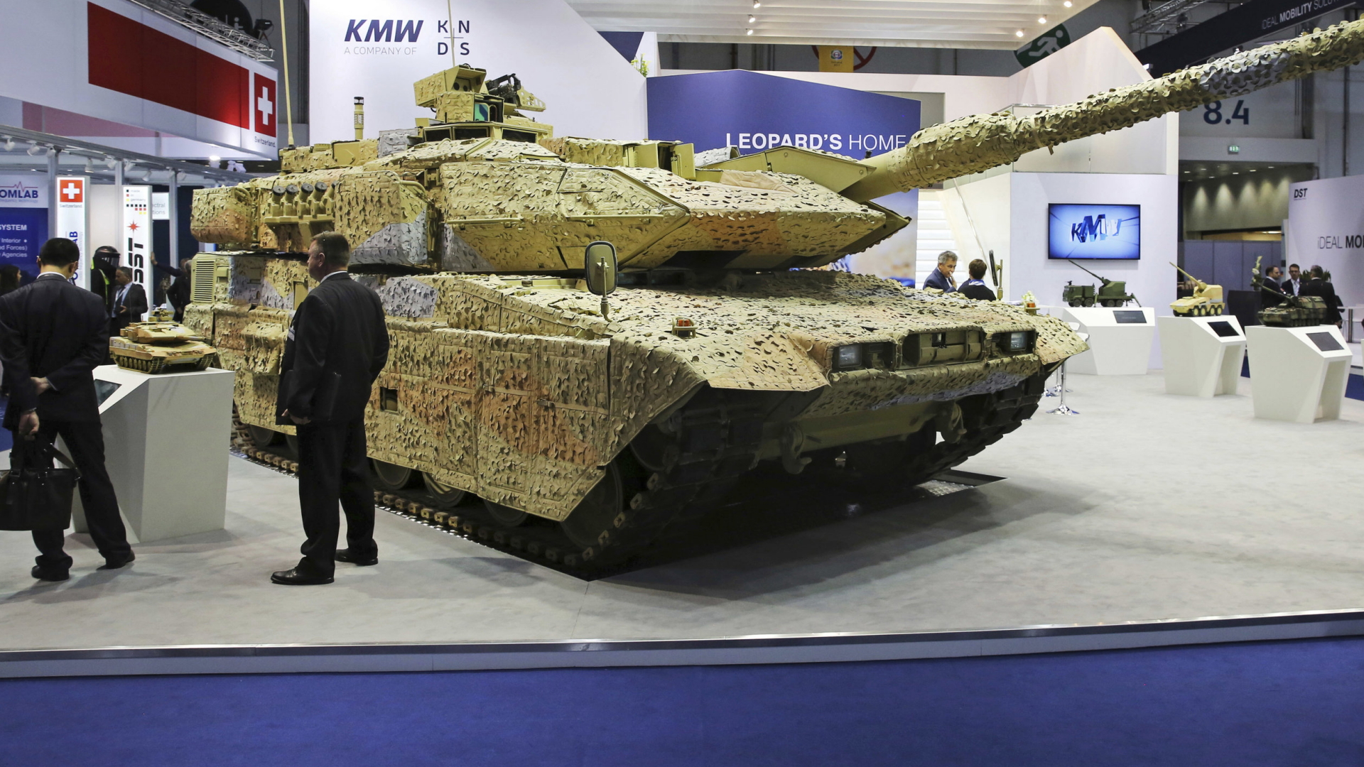 Ein Mann fotografiert auf der Internationalen Ausstellung für Verteidigung (IDEX) in Abu Dhabi, Vereinigte Arabische Emirate, einen Panzer vom Typ Leopard des deutschen Rüstungsunternehmens Krauss-Maffei Wegmann.  | Bildquelle: dpa