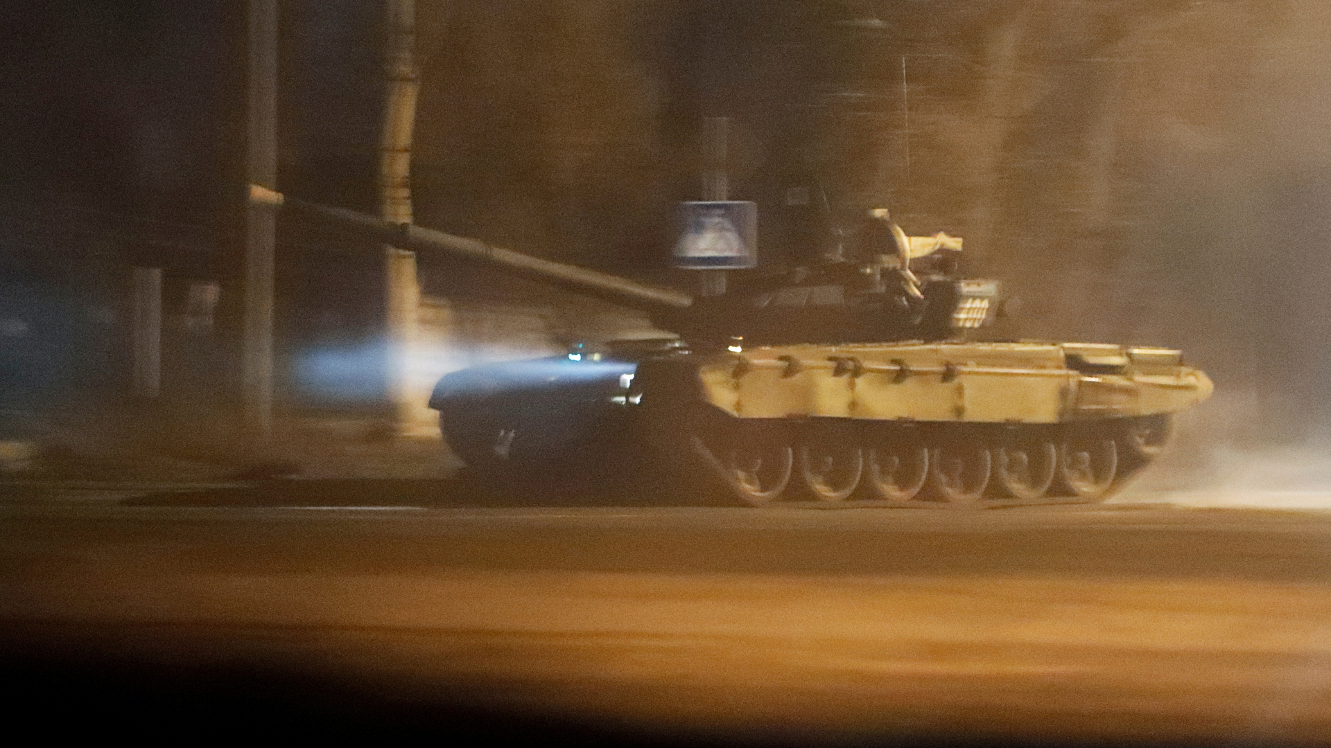 Ein Panzer fährt über die nächtlichen Straßen in Donezk 