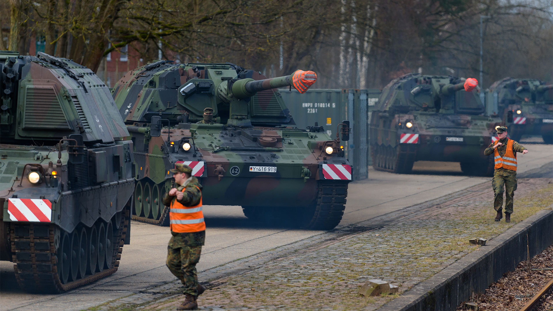 Panzerhaubitzen der Bundeswehr werden zu einem Verladeplatz gebracht