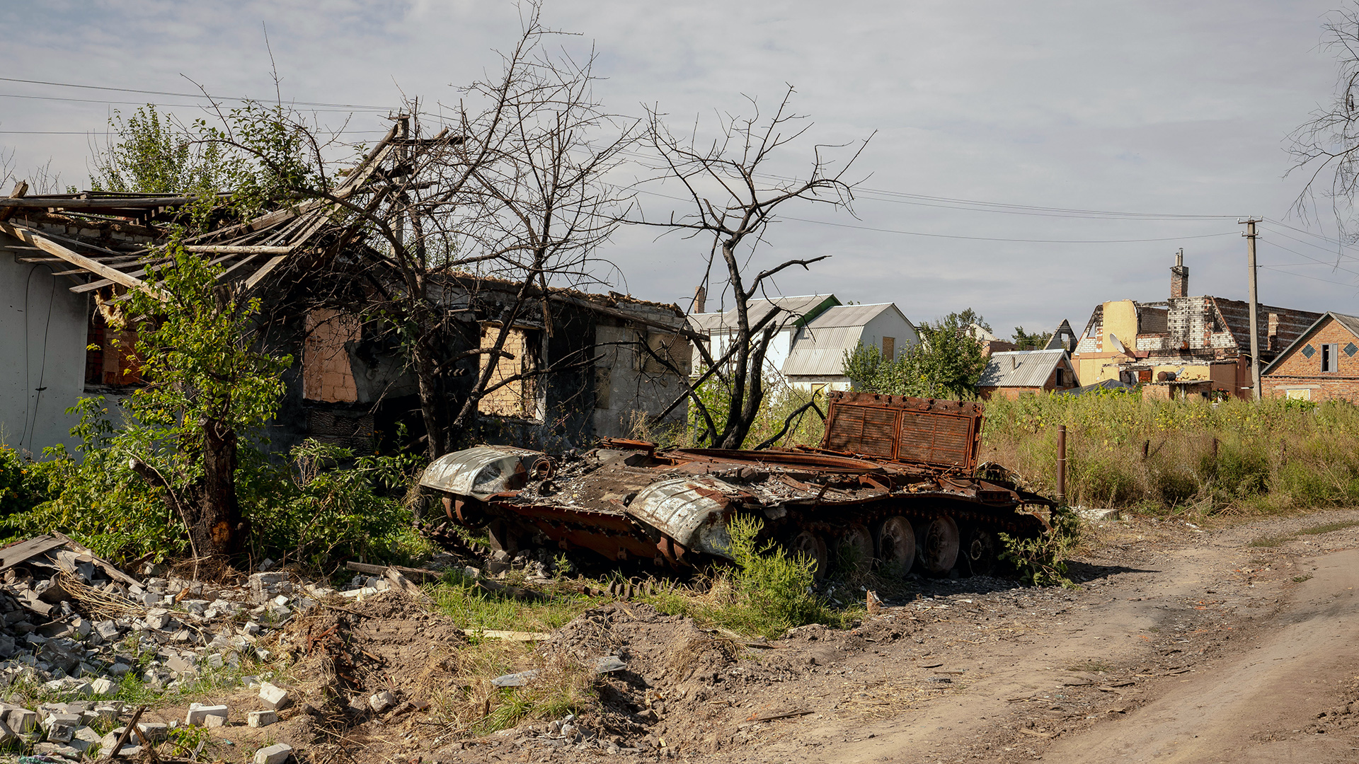Ein zerstörter russischer Panzer ist in der Nähe von Charkiw in der Ukraine zu sehen | dpa
