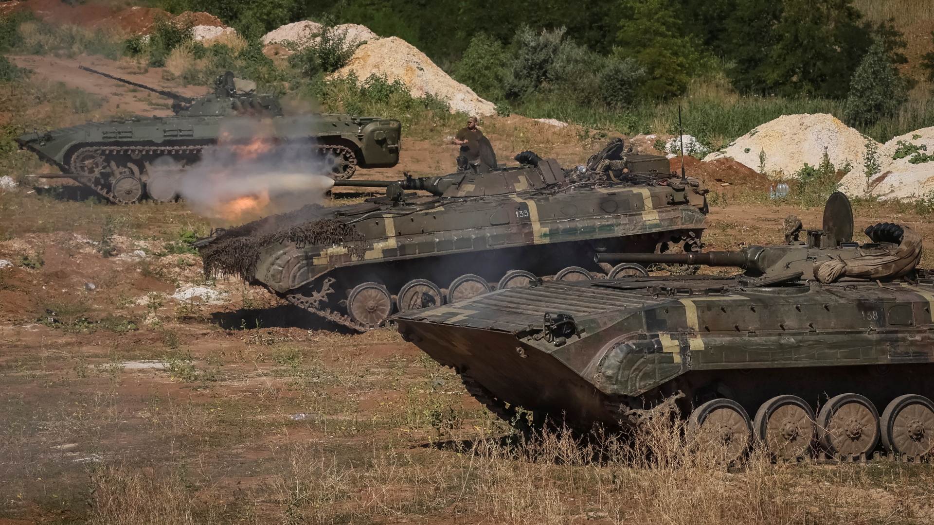 Panzer des Typs BMP-1 stehen nebeneinander bei einer Übung ukrainischer Soldaten | REUTERS