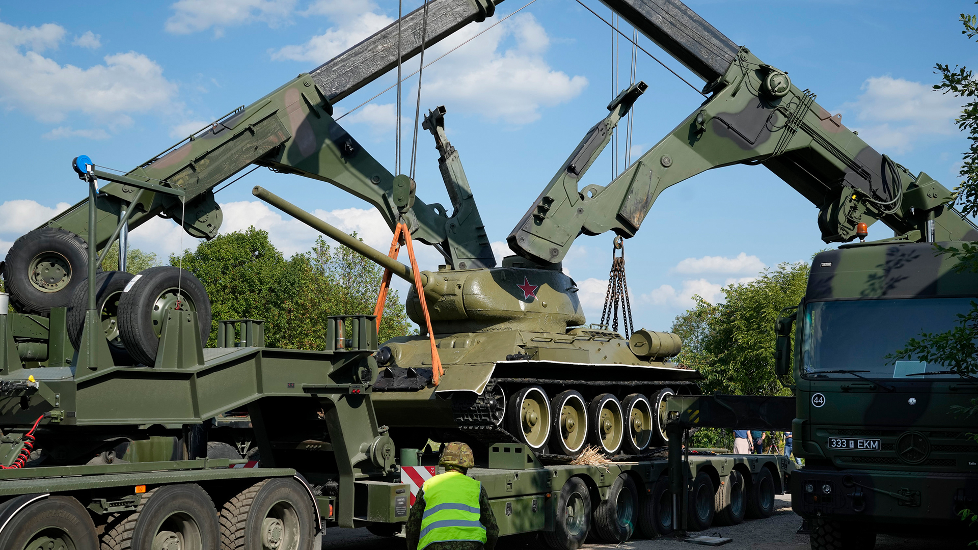Kräne entladen einen sowjetischen T-34-Panzer, der als Denkmal in Narva aufgestellt wurde. | AP