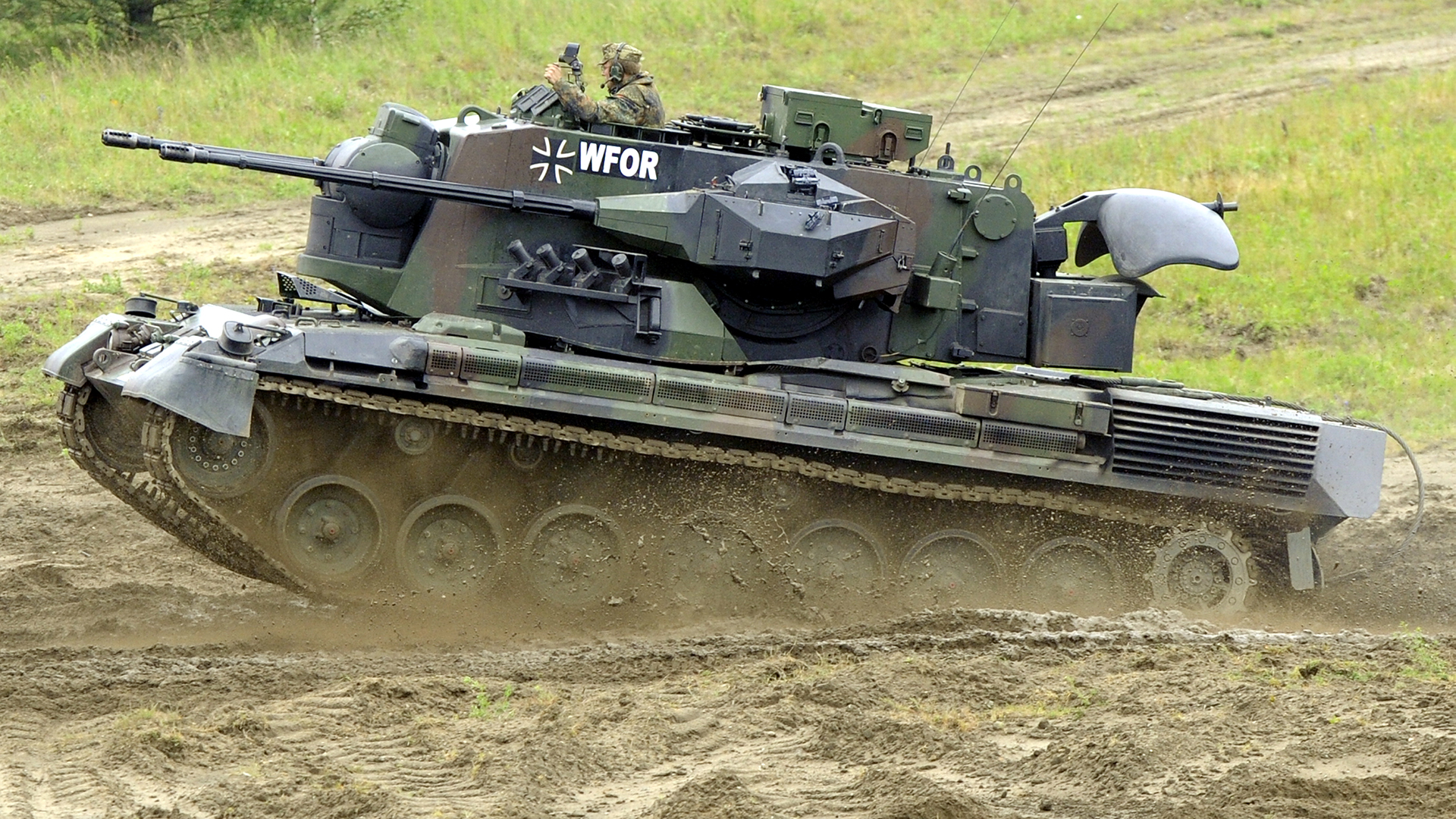 Ein Flakpanzer vom Typ "Gepard" fährt auf dem Truppenübungsplatz in Munster (Niedersachsen). 