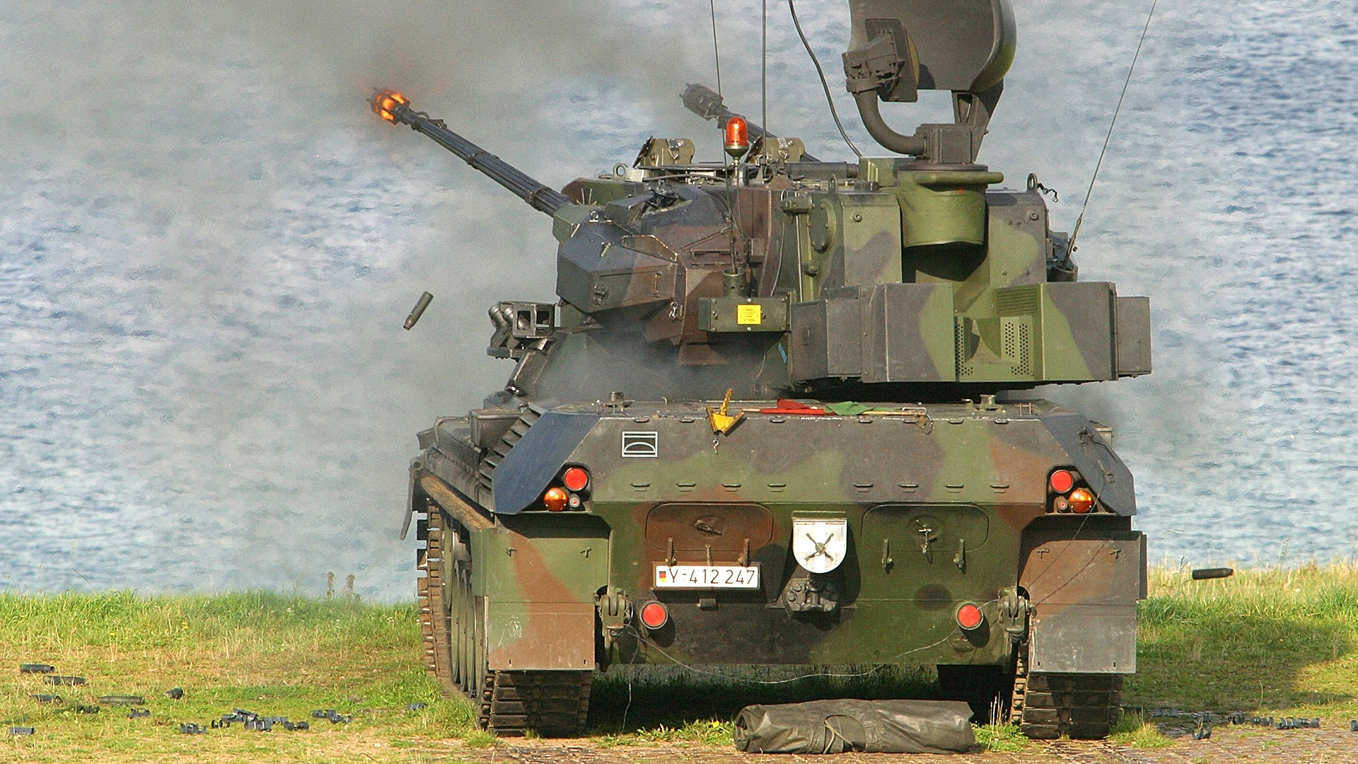 Ein Flakpanzer vom Typ "Gepard" bei einem Übungsschießen auf Luftziele. (Archivbild: 6. Oktober 2004)