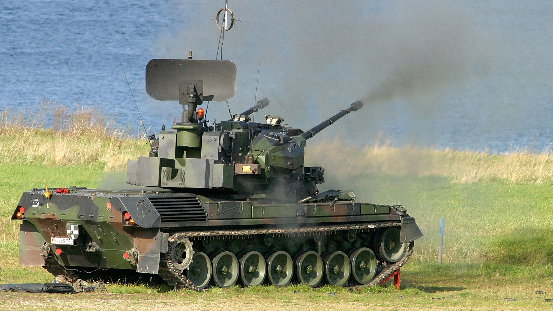 Ein Flakpanzer vom Typ "Gepard" bei einem Übungsschießen auf Luftziele. (Archivbild: 7. Oktober 2004)