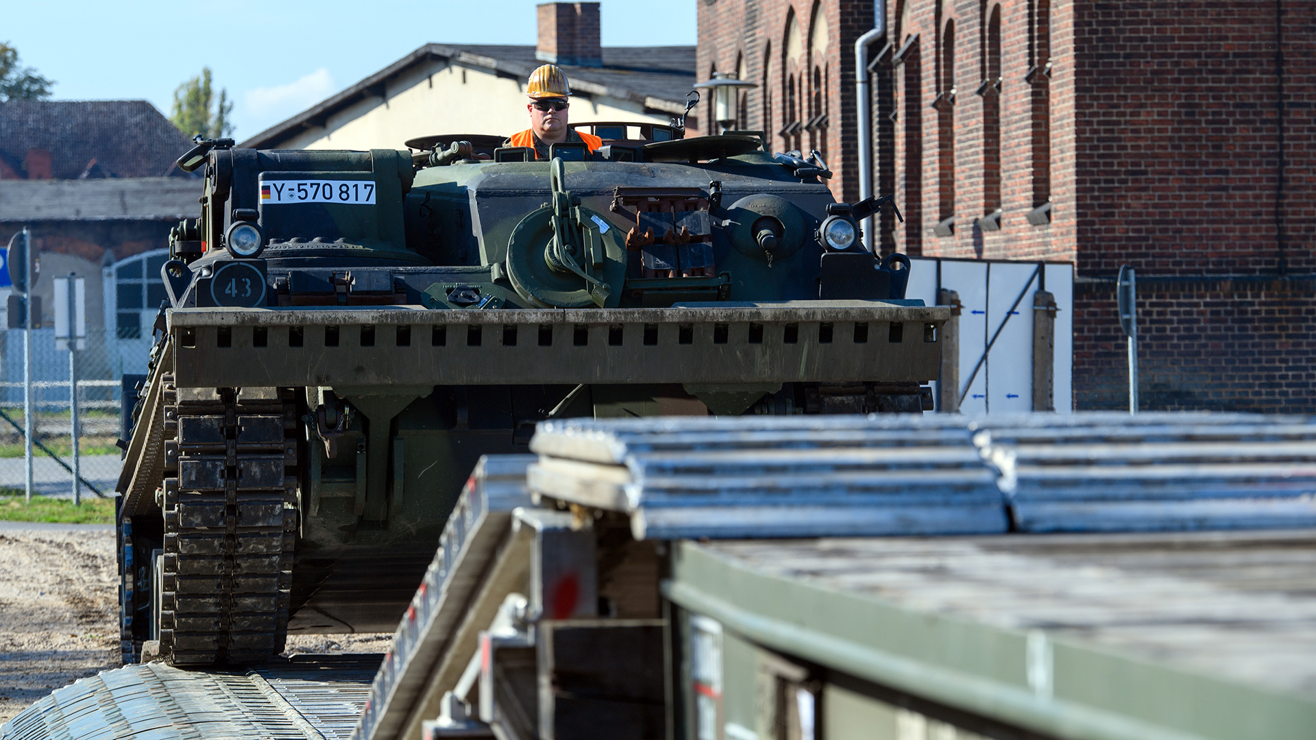 Ein Bergepanzer vom Typ Leopard 1 fährt auf dem Gelände des Rail & Logistik Center Wustermark GmbH auf einen Güterwagen.  | picture alliance/dpa/dpa-Zentral