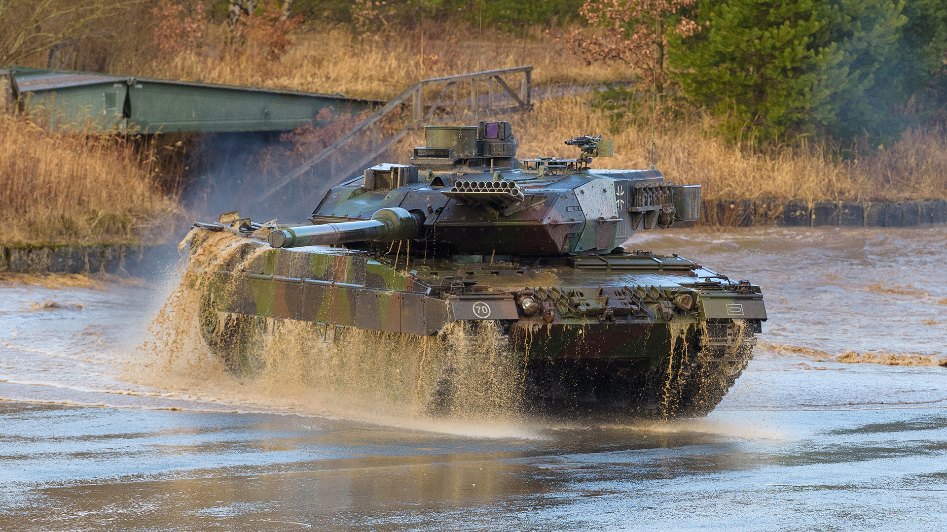 Ein Kampfpanzer der Bundeswehr vom Typ "Leopard 2 A6" fährt während einer Übung. | picture alliance/dpa