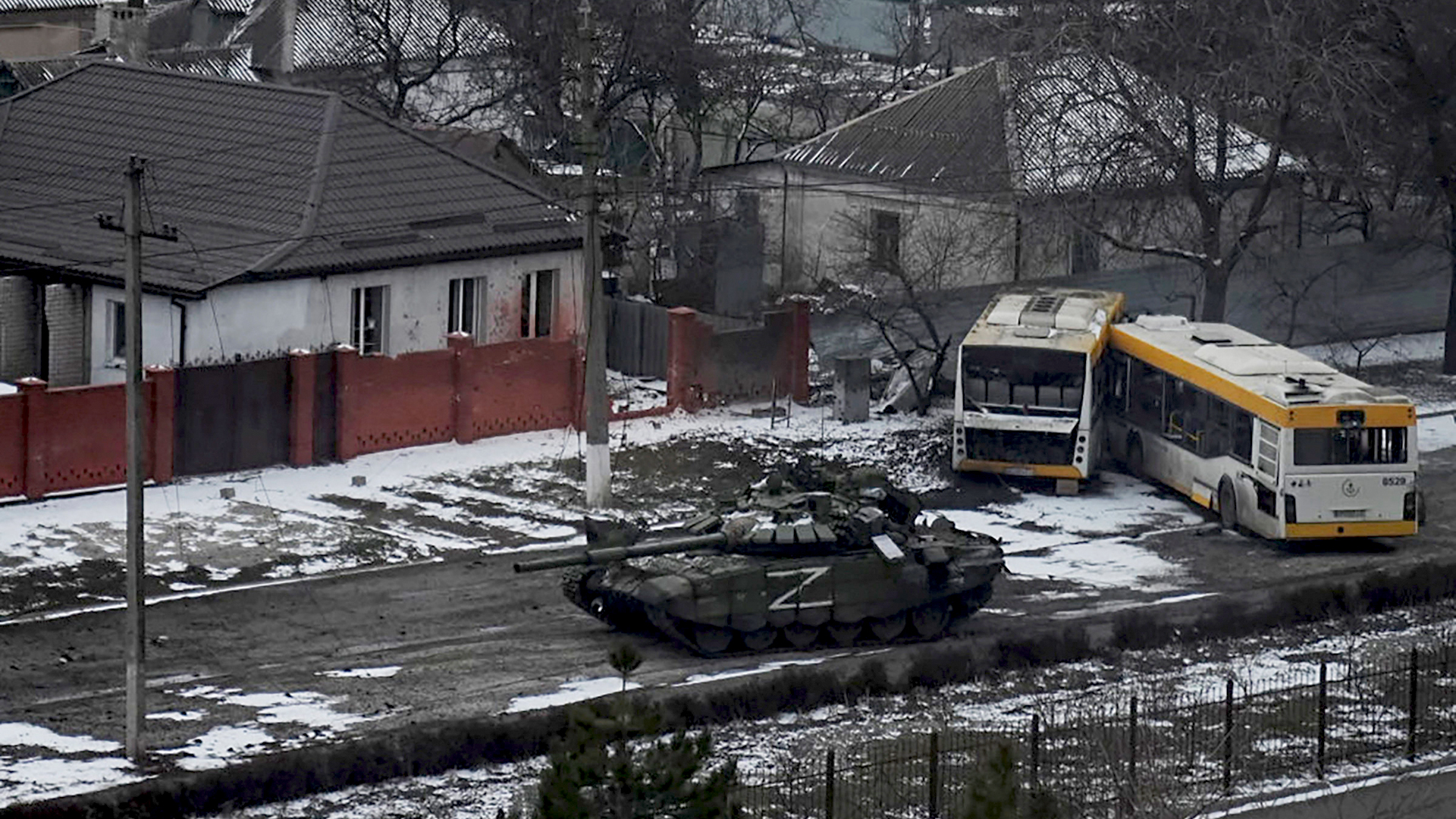 Ein Panzer der russischen Armee bewegt sich durch eine Straße am Stadtrand von Mariupol. | AP