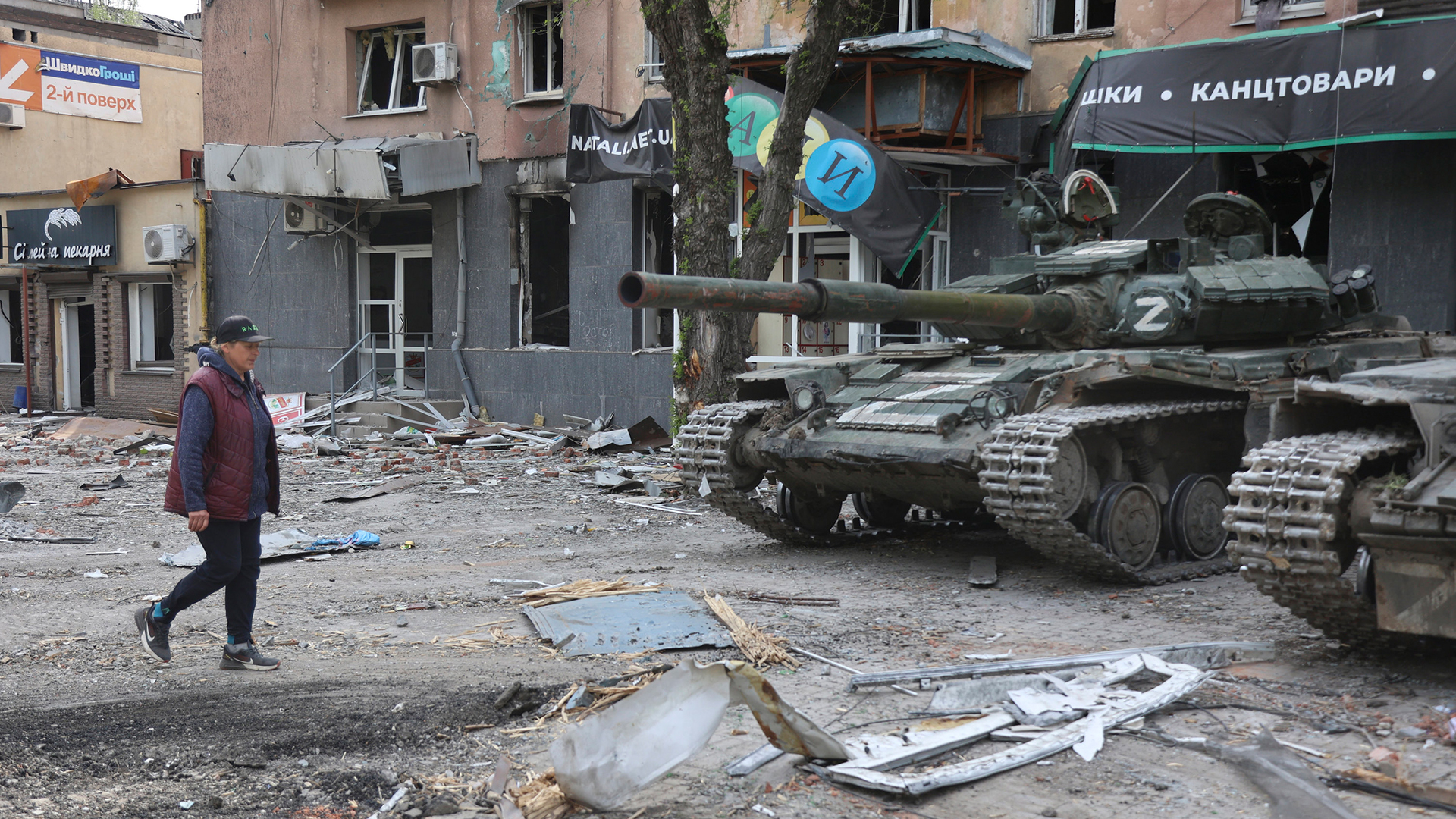 Panzer sind in Mariupol zu sehen. | AP