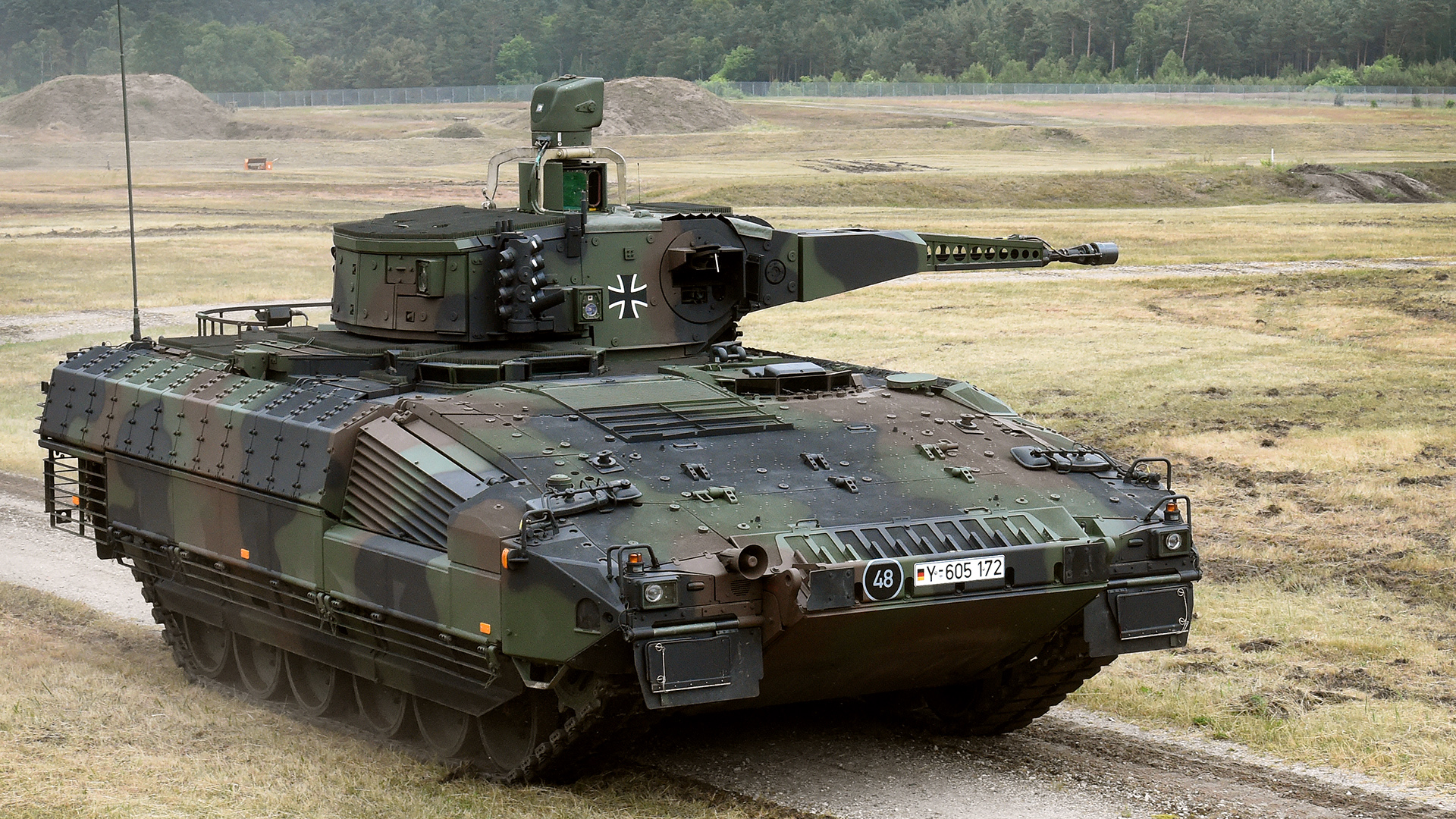 Ein Schützenpanzer vom Typ "Puma" wird auf dem Erprobungsgelände des Unternehmens Rheinmetall in der Lüneburger Heide vorgestellt. | dpa