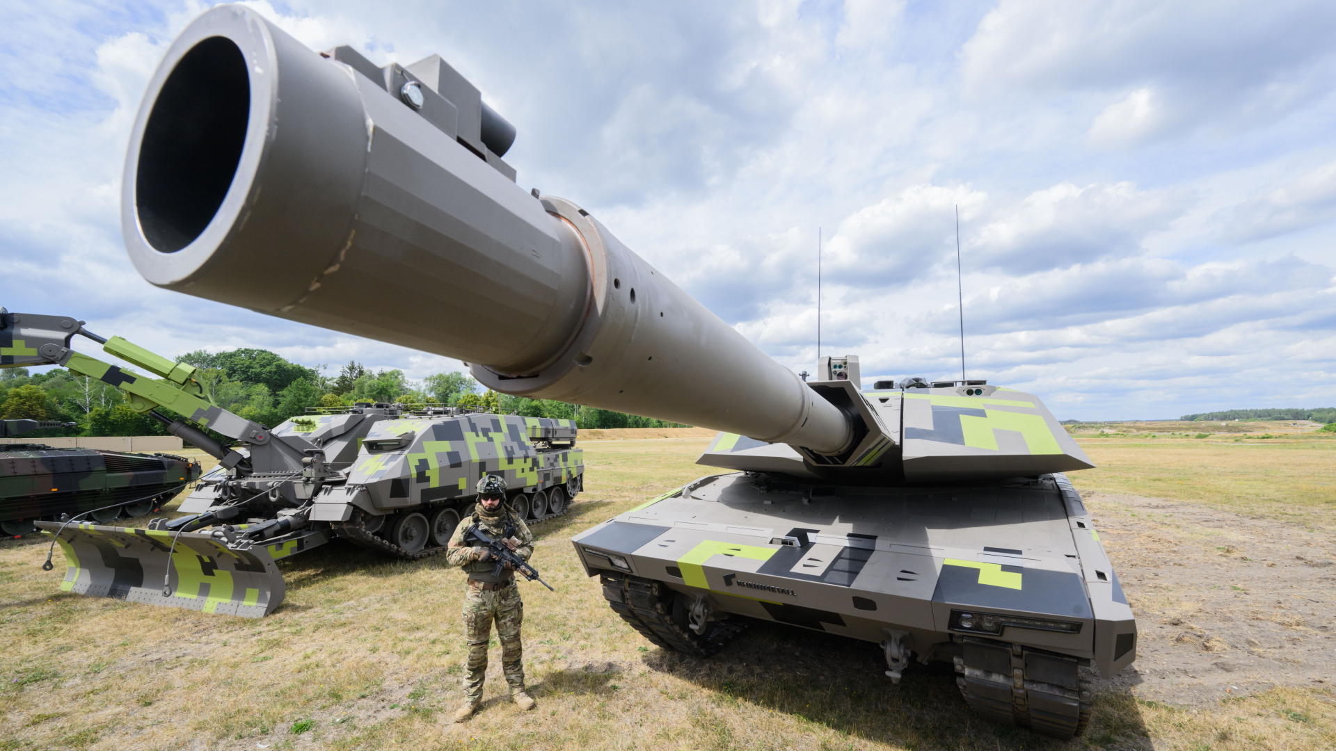 Ein Soldat steht neben einem Panther-Kampfpanzer. | dpa