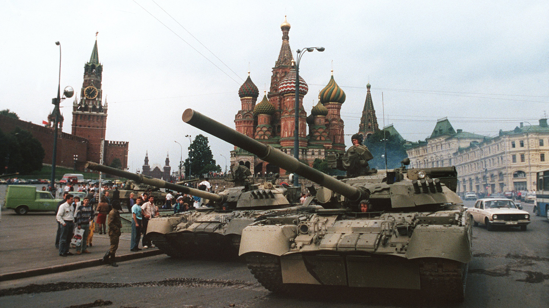 Panzer der Roten Armee haben am 19. August 1991 auf dem Roten Platz im Moskau vor der Basilius-Kathedrale Stellung bezogen.
