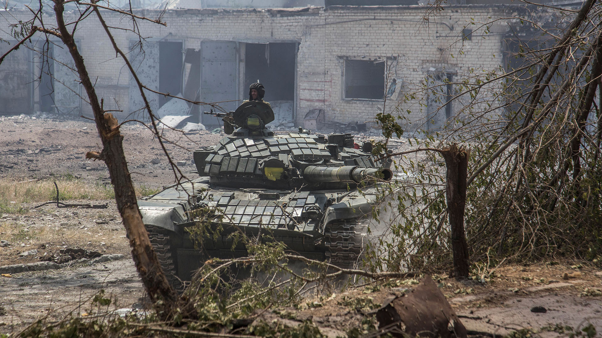 Ein Soldat hält sein Gewehr auf einem ukrainischen Panzer während schwerer Kämpfe an der Frontlinie in Sjewjerodonezk in der Region Luhansk.  | dpa