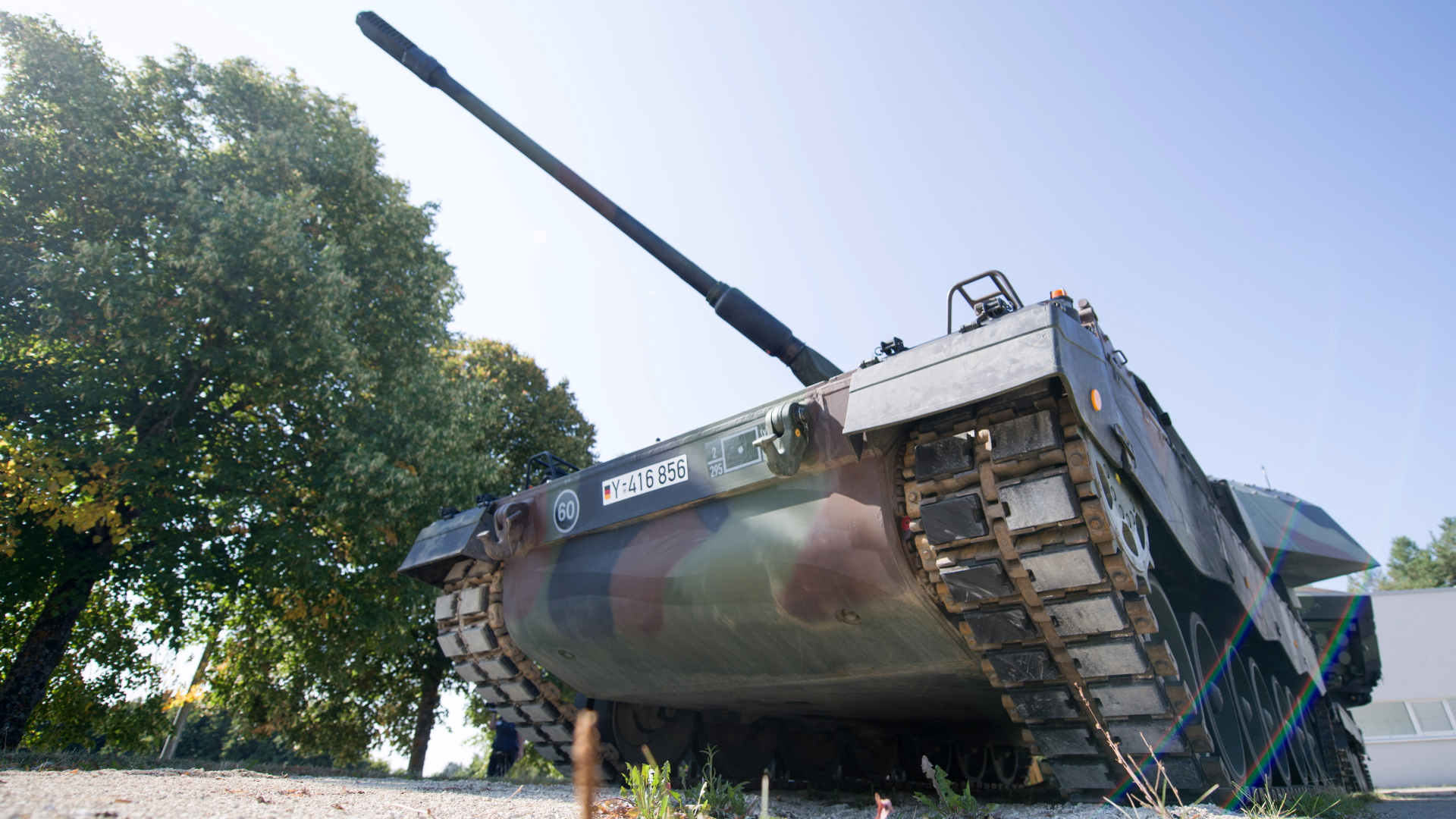 Eine Panzerhaubitze 2000 steht in der Alb-Kaserne in Baden-Württemberg