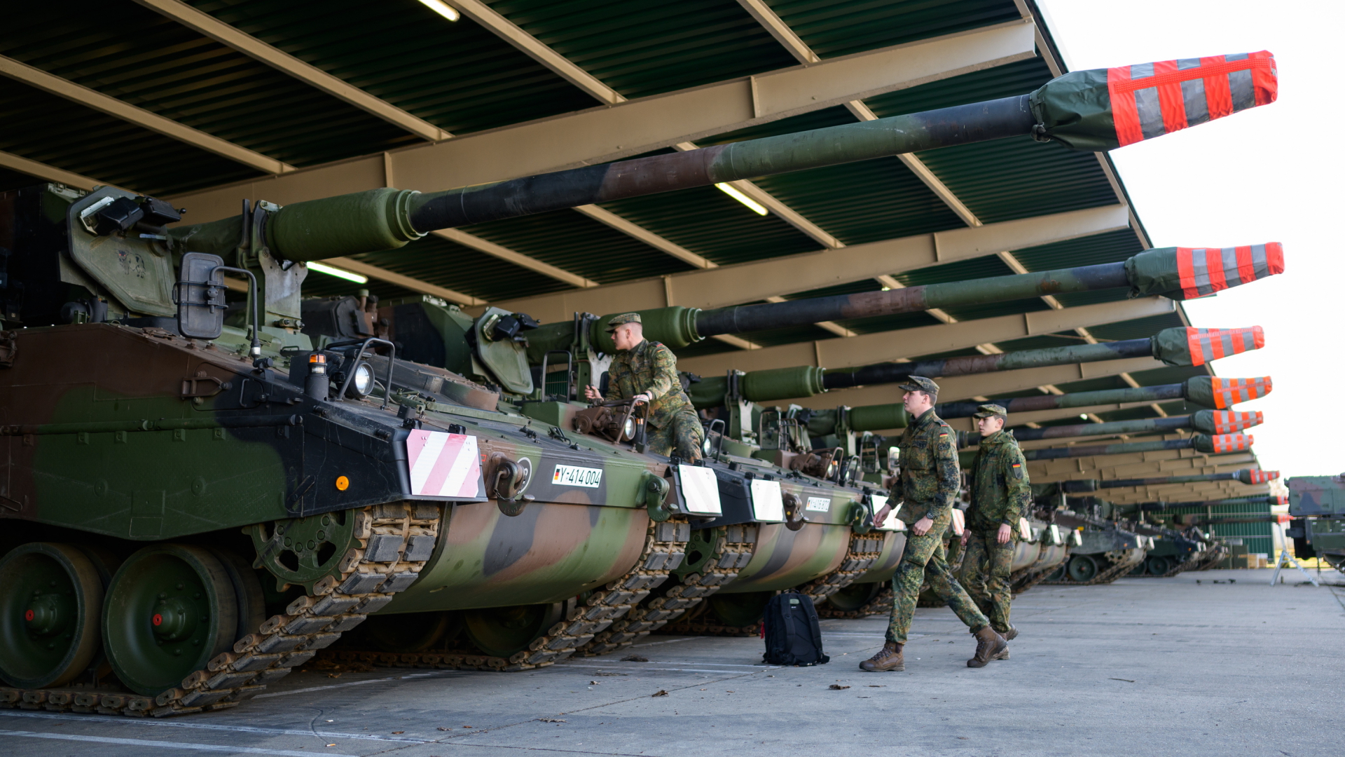 Sechs Panzerhaubitzen 2000 der Bundeswehr werden im Februar 2022 in der Hindenburg-Kaserne in Niedersachsen auf ihren Transport Richtung Litauen vorbereitet. | dpa