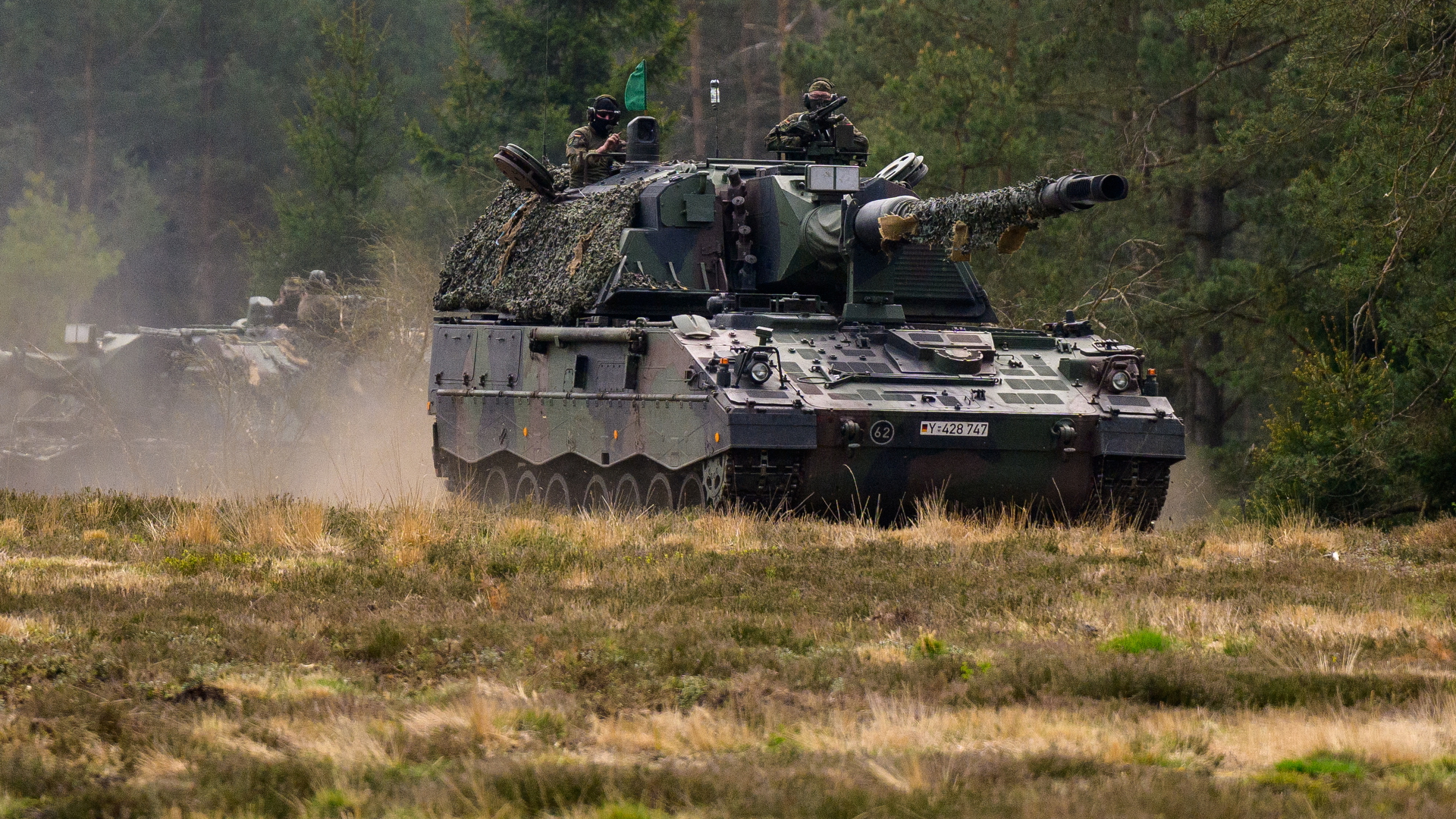 Eine Panzerhaubitze 2000 der Bundeswehr während einer Übung | dpa