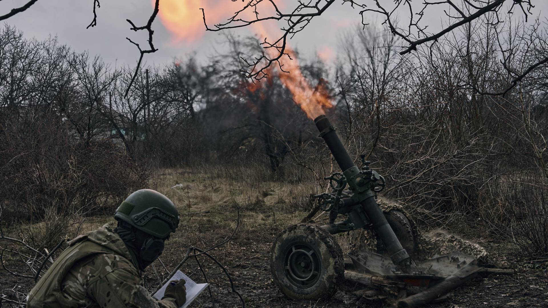 Ukrainische Soldaten feuern bei Bachmut auf russische Stellungen. (Archivbild vom 8. März 2023) | dpa