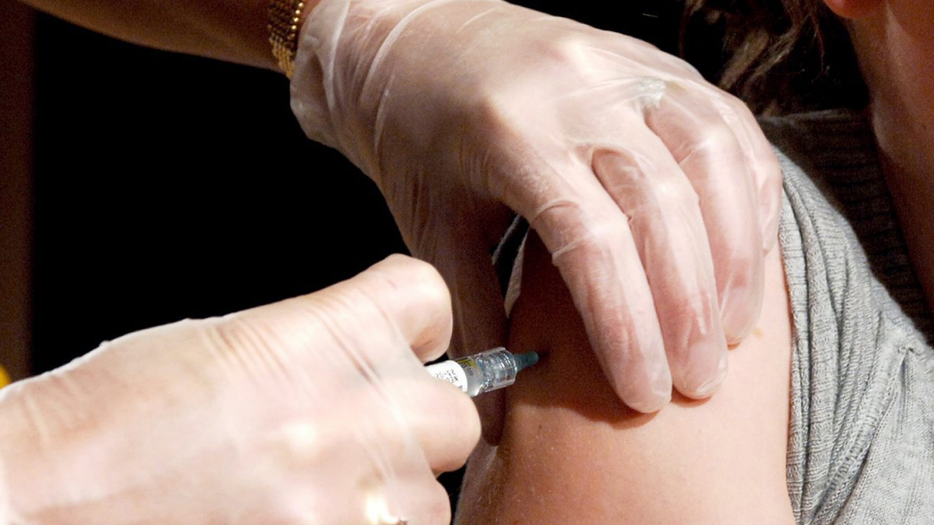 Eine Versuchsperson für eine Impfung gegen humane Papillomviren wird geimpft. | dpa